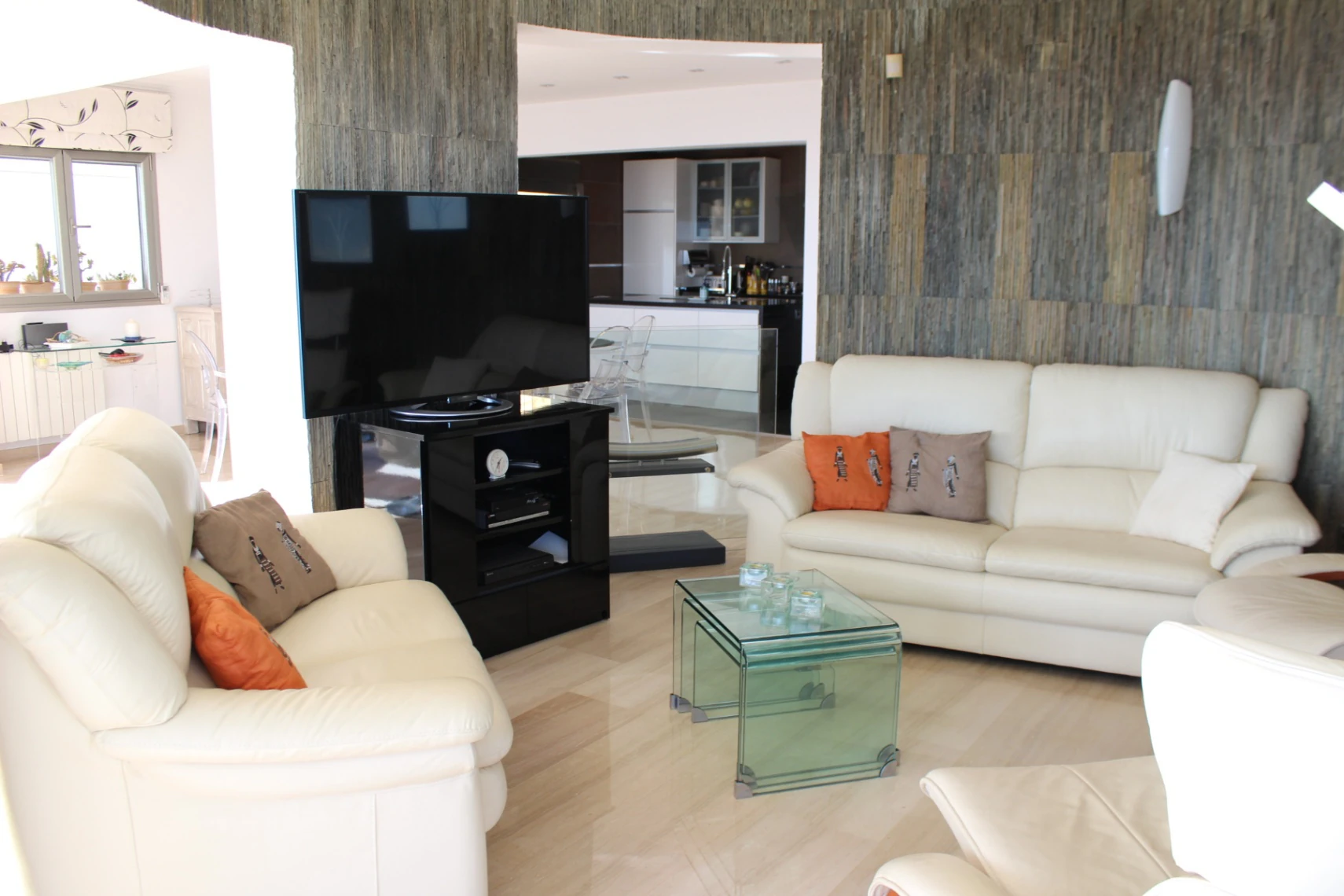 Villa de lujo en posición elevada con orientación sur, vistas panorámicas al mar, piscina privada y apartamentos independientes en Calpe