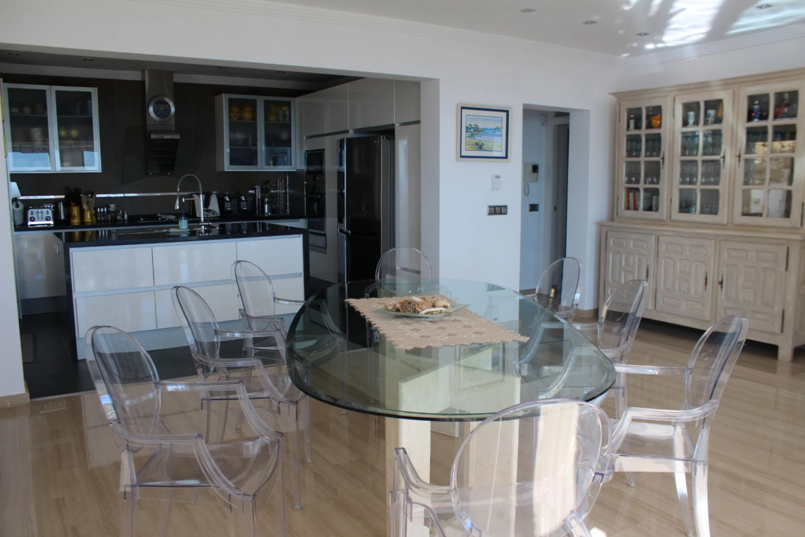 Villa de lujo en posición elevada con orientación sur, vistas panorámicas al mar, piscina privada y apartamentos independientes en Calpe
