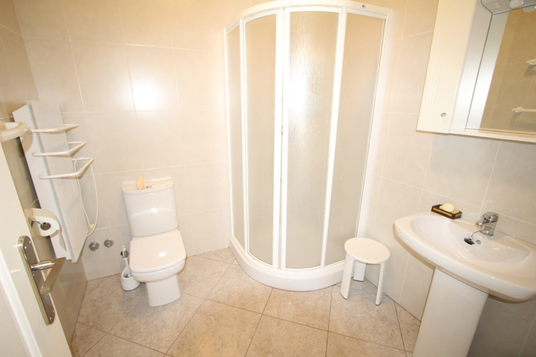 Villa de lujo en posición elevada con orientación sur, vistas panorámicas al mar, piscina privada y apartamentos independientes en Calpe