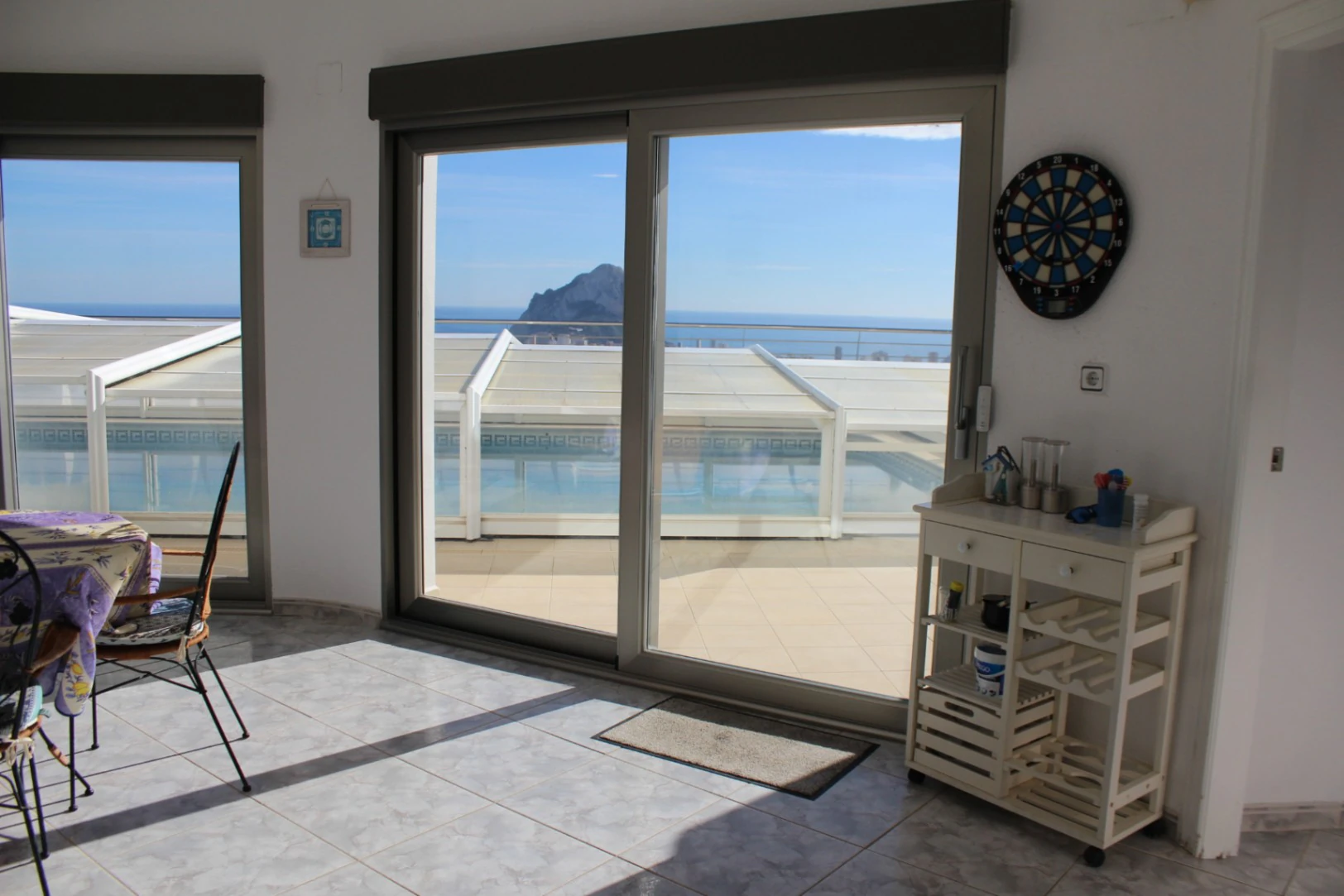 Villa de lujo en posición elevada con orientación sur, vistas panorámicas al mar, piscina privada y apartamentos independientes en Calpe