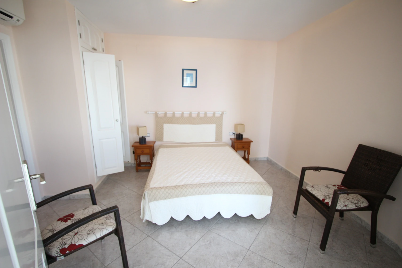 Villa de lujo en posición elevada con orientación sur, vistas panorámicas al mar, piscina privada y apartamentos independientes en Calpe