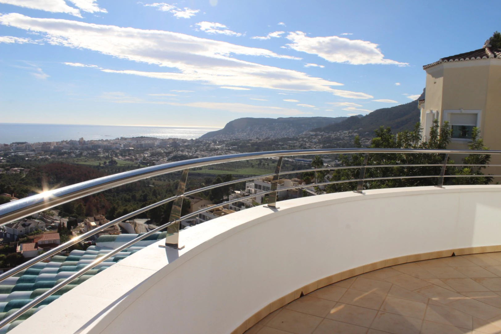 Villa de lujo en posición elevada con orientación sur, vistas panorámicas al mar, piscina privada y apartamentos independientes en Calpe