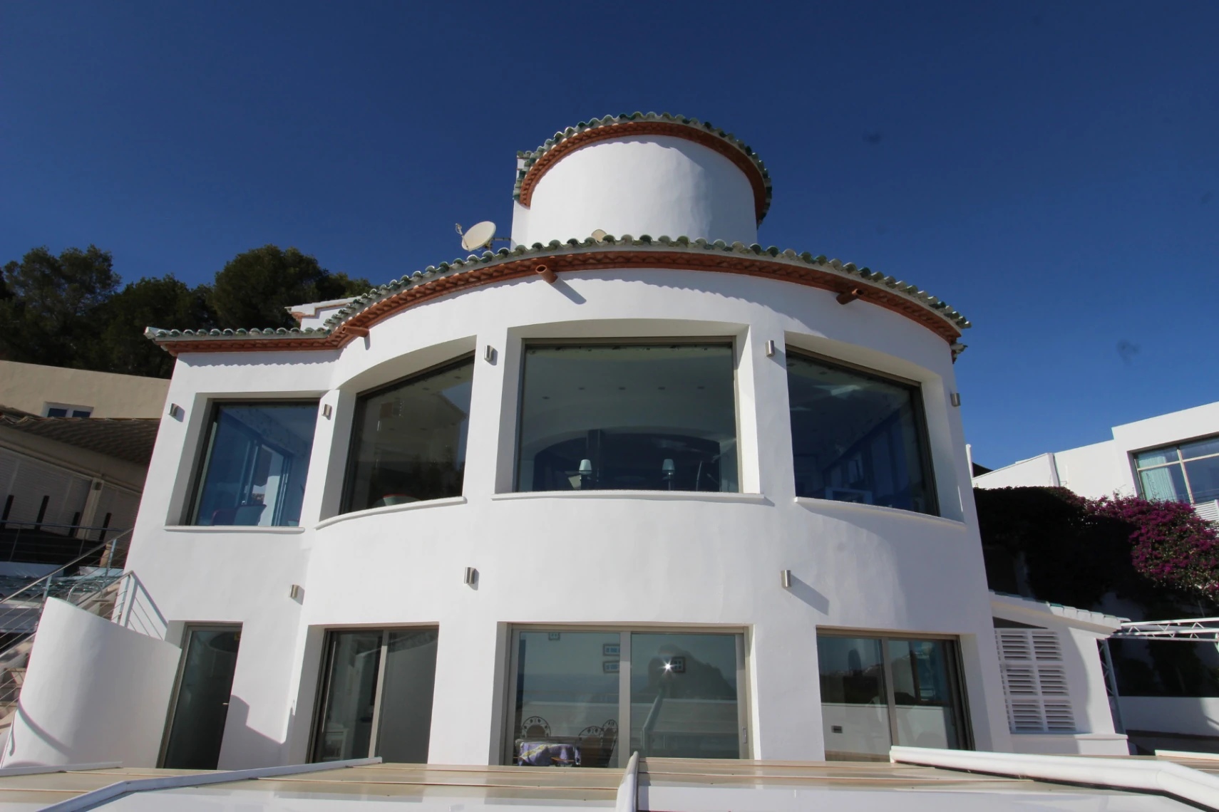 Villa de lujo en posición elevada con orientación sur, vistas panorámicas al mar, piscina privada y apartamentos independientes en Calpe