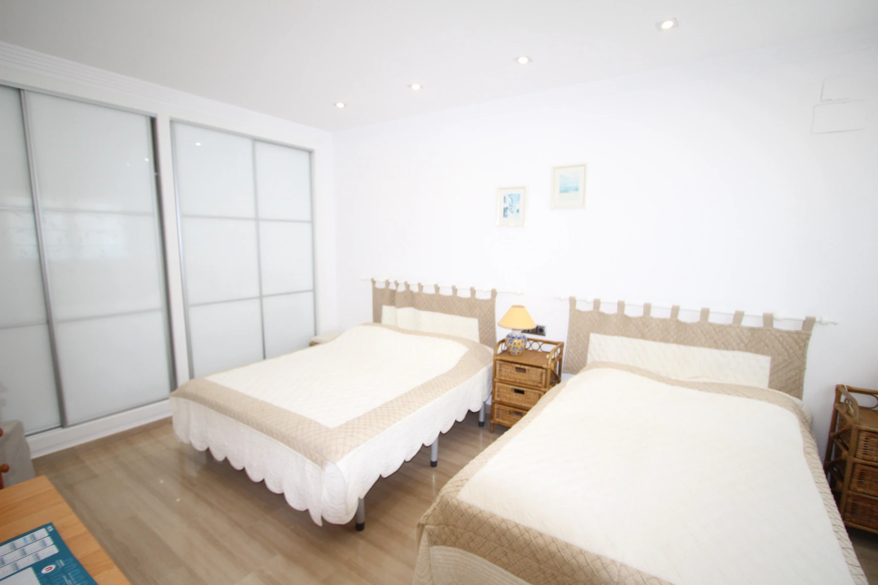 Villa de lujo en posición elevada con orientación sur, vistas panorámicas al mar, piscina privada y apartamentos independientes en Calpe