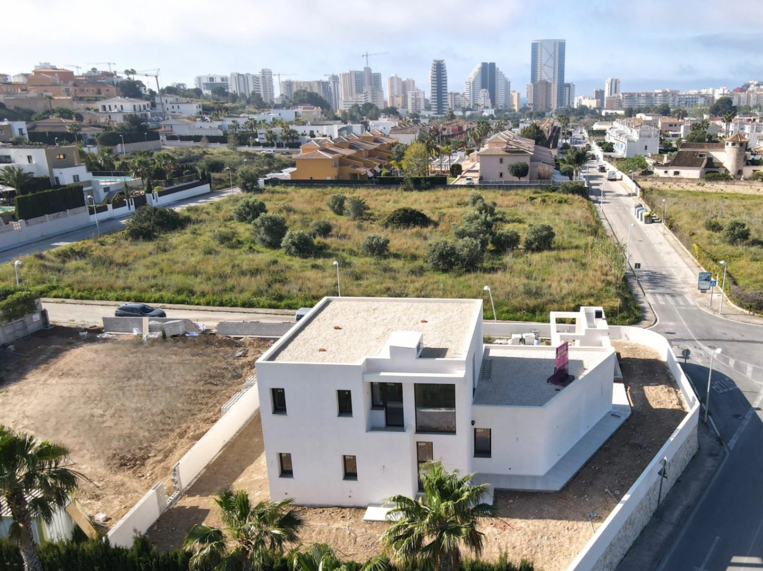 Villa moderna de obra nueva en Calpe con piscina y vistas abiertas