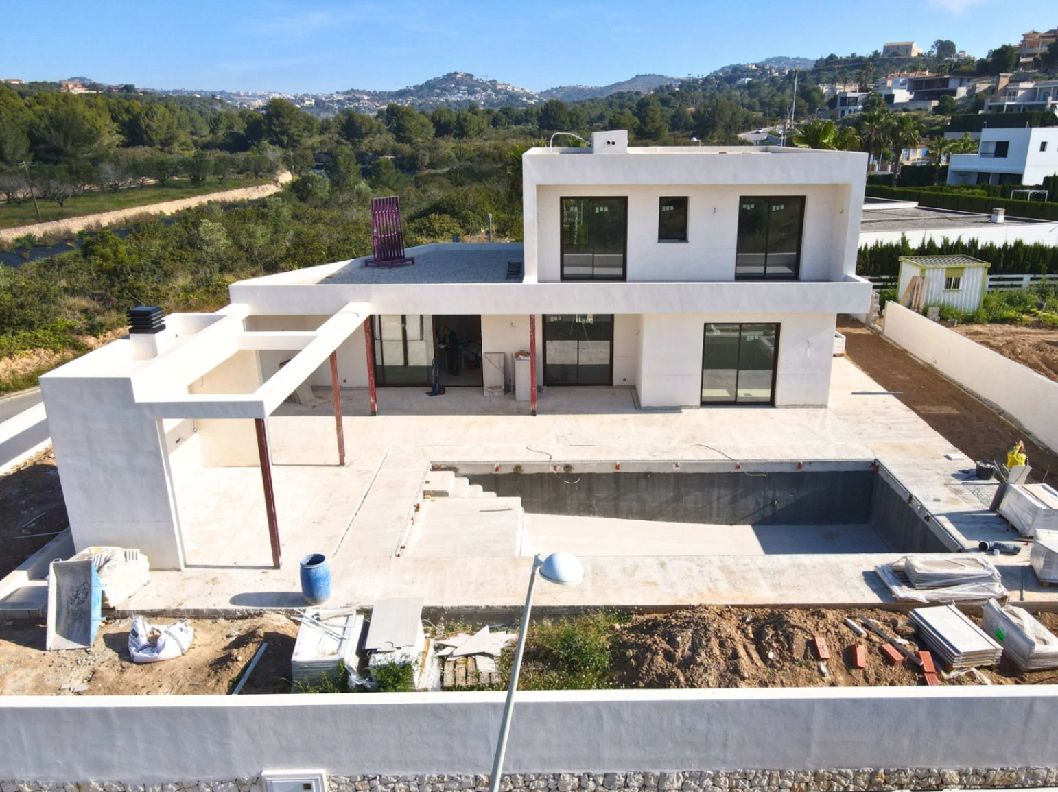 Villa moderna de obra nueva en Calpe con piscina y vistas abiertas