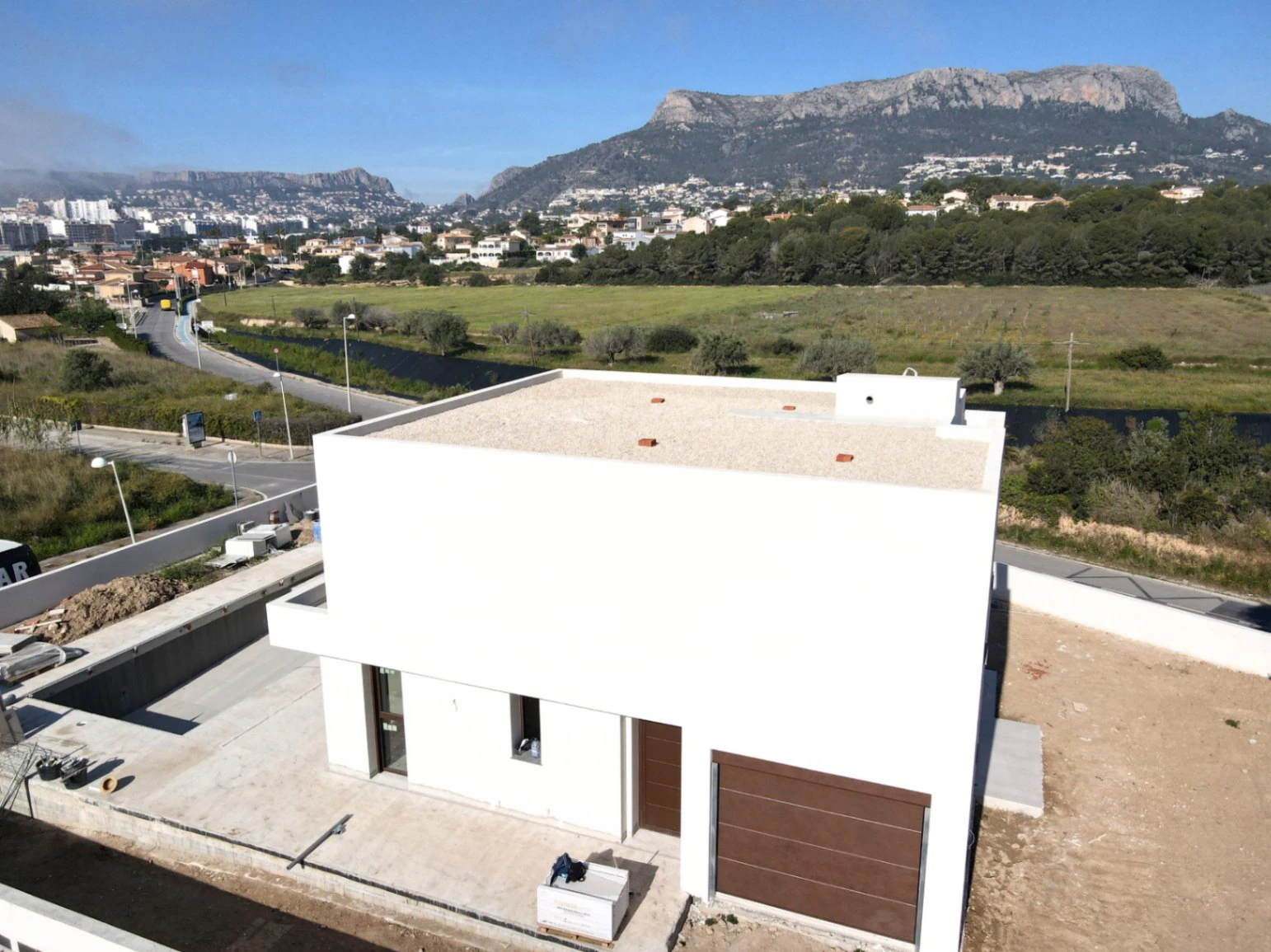 Villa moderna de obra nueva en Calpe con piscina y vistas abiertas