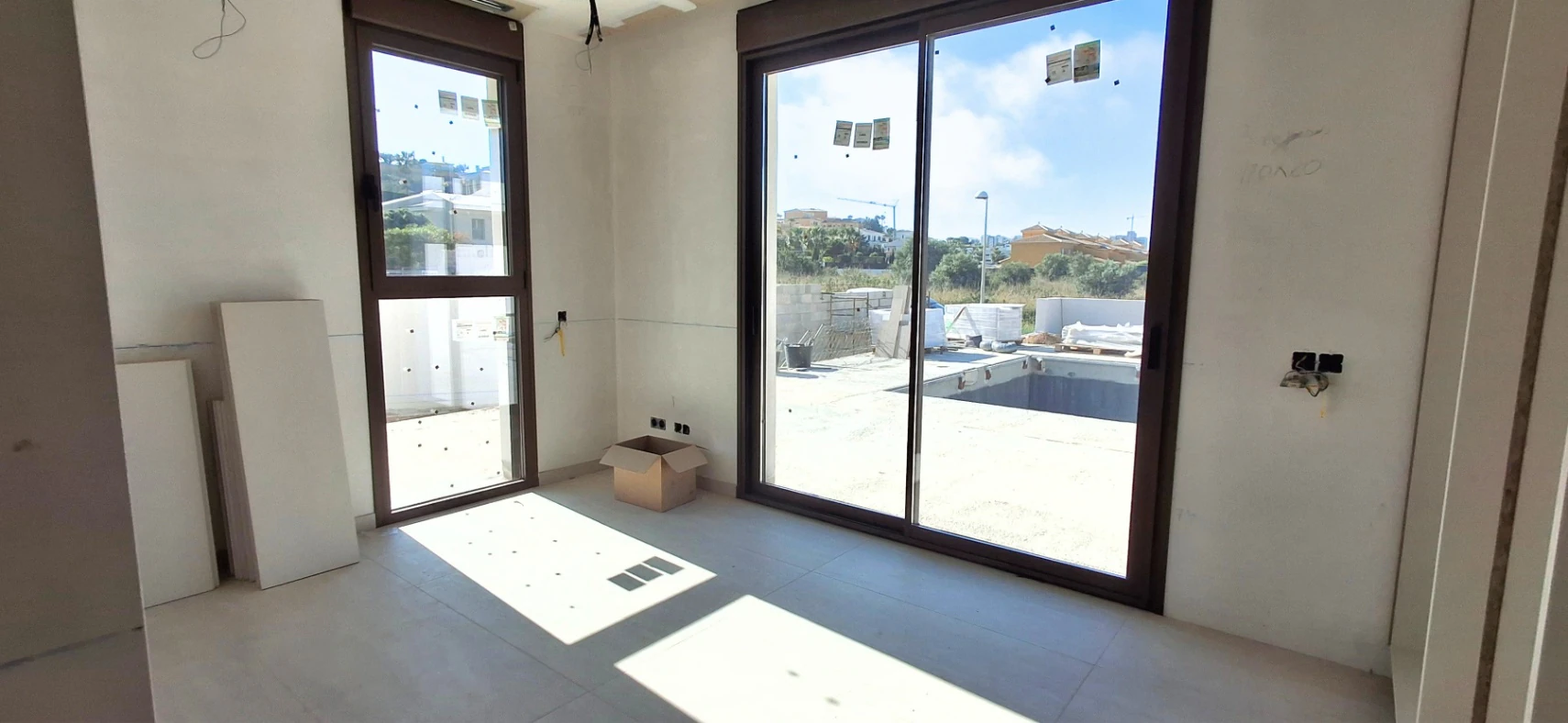 Villa moderna de obra nueva en Calpe con piscina y vistas abiertas