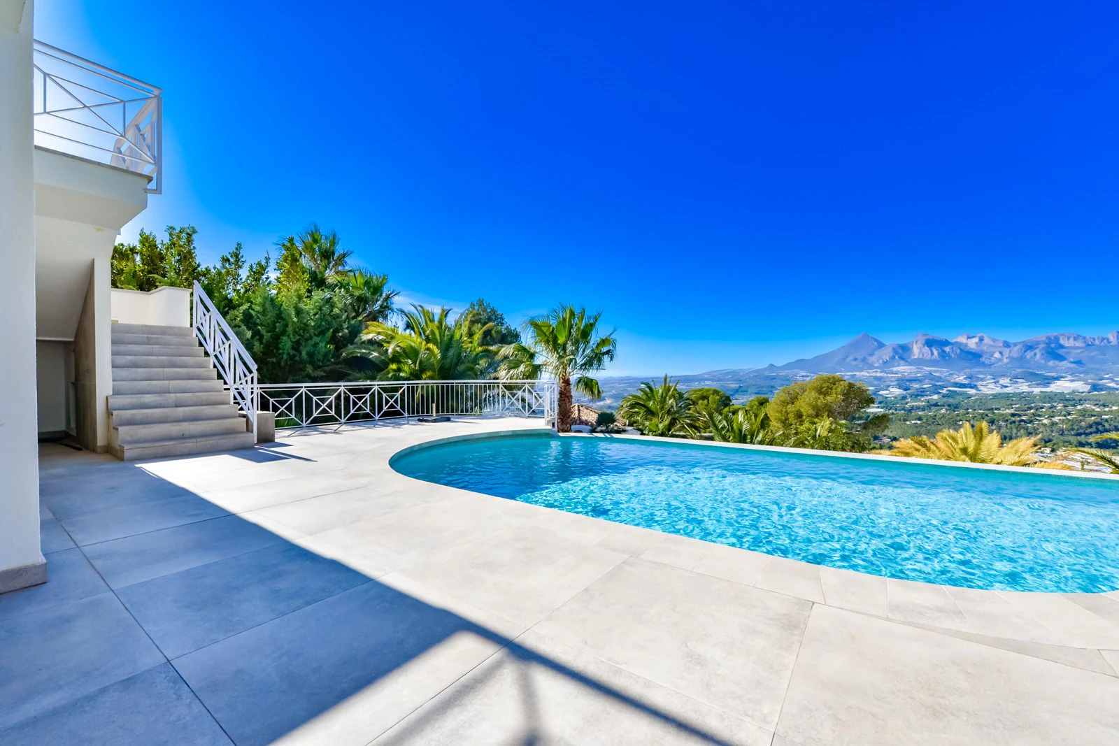 Villa de Lujo en Altea: Elegancia, Exclusividad y Vistas de Ensueño