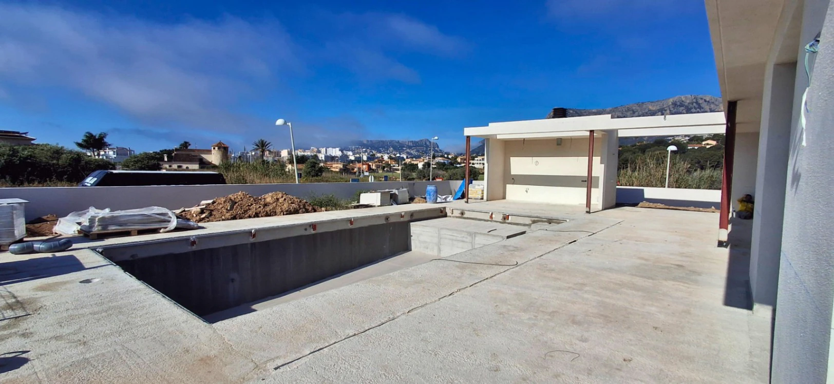 Villa moderna de obra nueva en Calpe con piscina y vistas abiertas