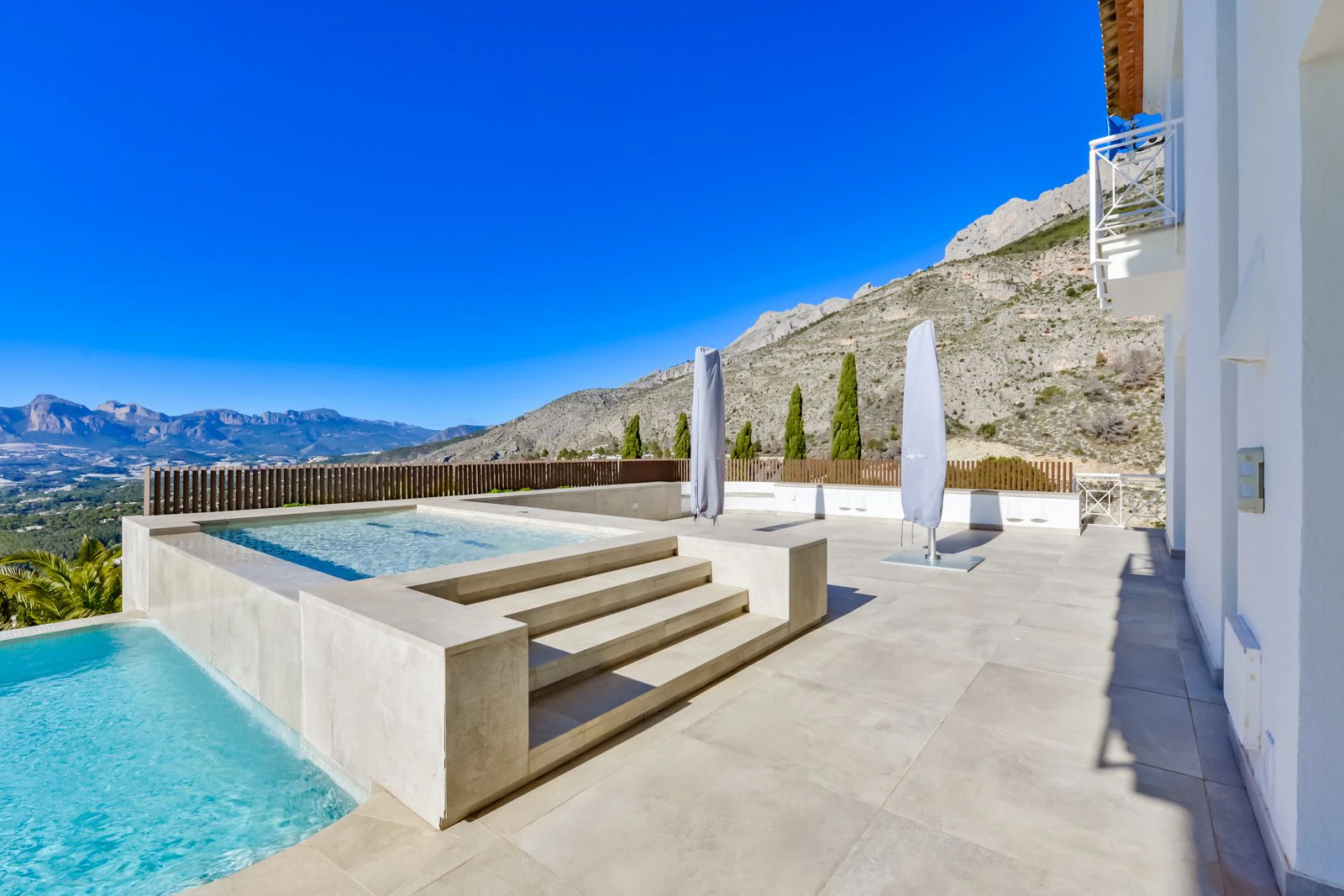 Villa de Lujo en Altea: Elegancia, Exclusividad y Vistas de Ensueño