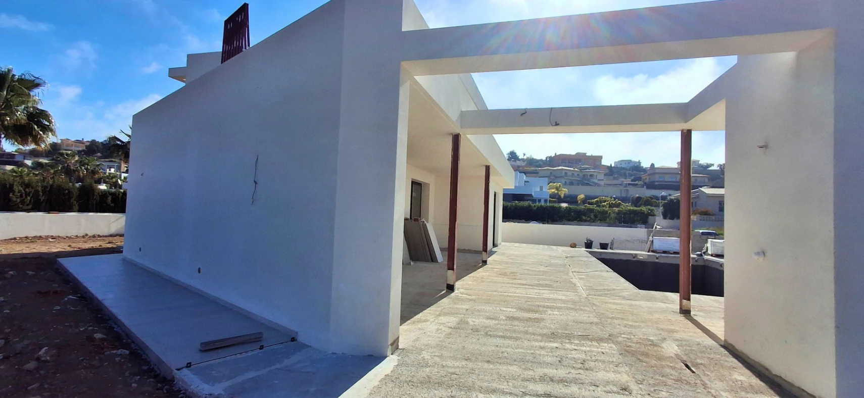 Villa moderna de obra nueva en Calpe con piscina y vistas abiertas