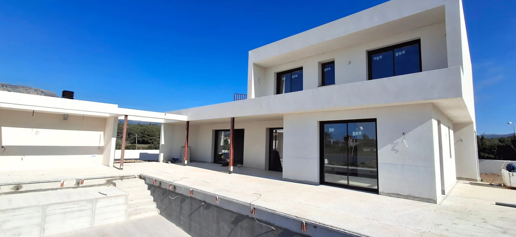 Villa moderna de obra nueva en Calpe con piscina y vistas abiertas