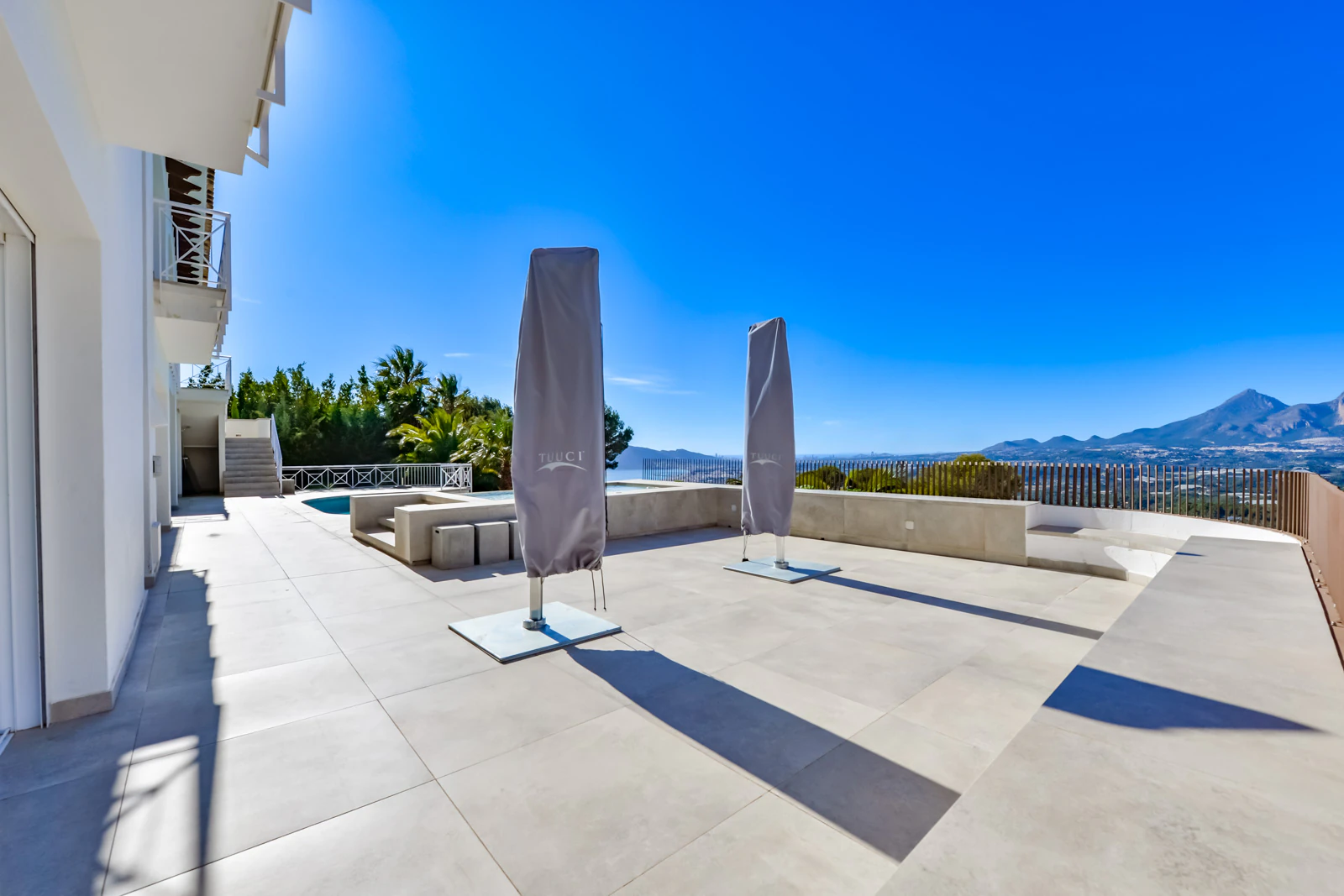 Villa de Lujo en Altea: Elegancia, Exclusividad y Vistas de Ensueño