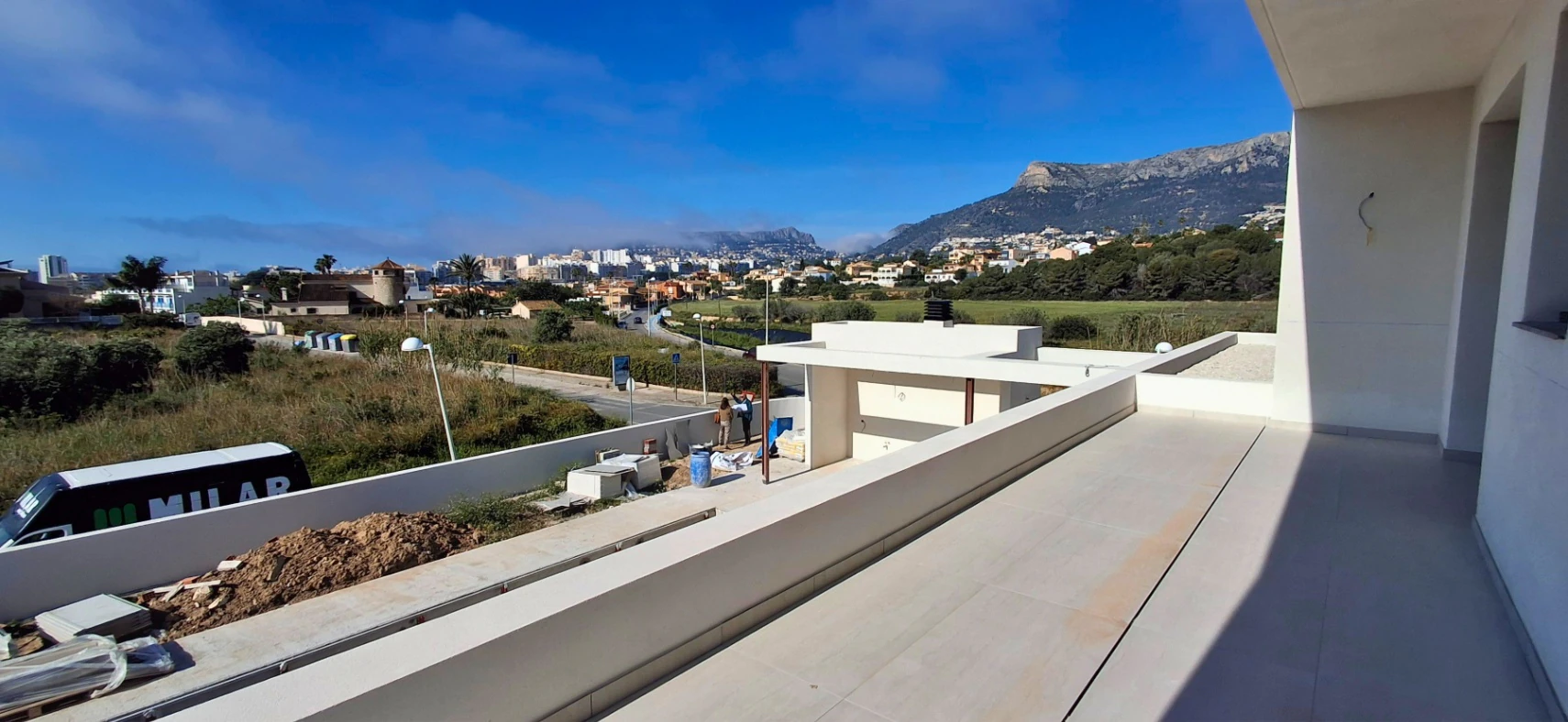 Villa moderna de obra nueva en Calpe con piscina y vistas abiertas