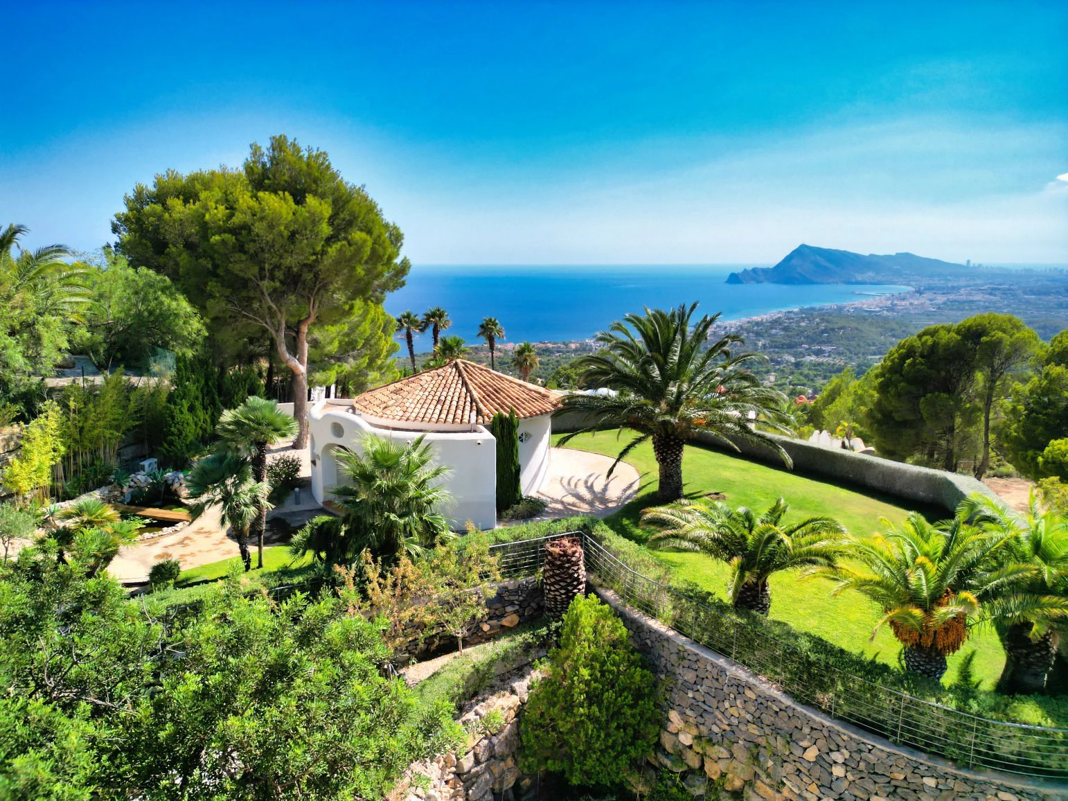 Villa de Lujo en Altea: Elegancia, Exclusividad y Vistas de Ensueño
