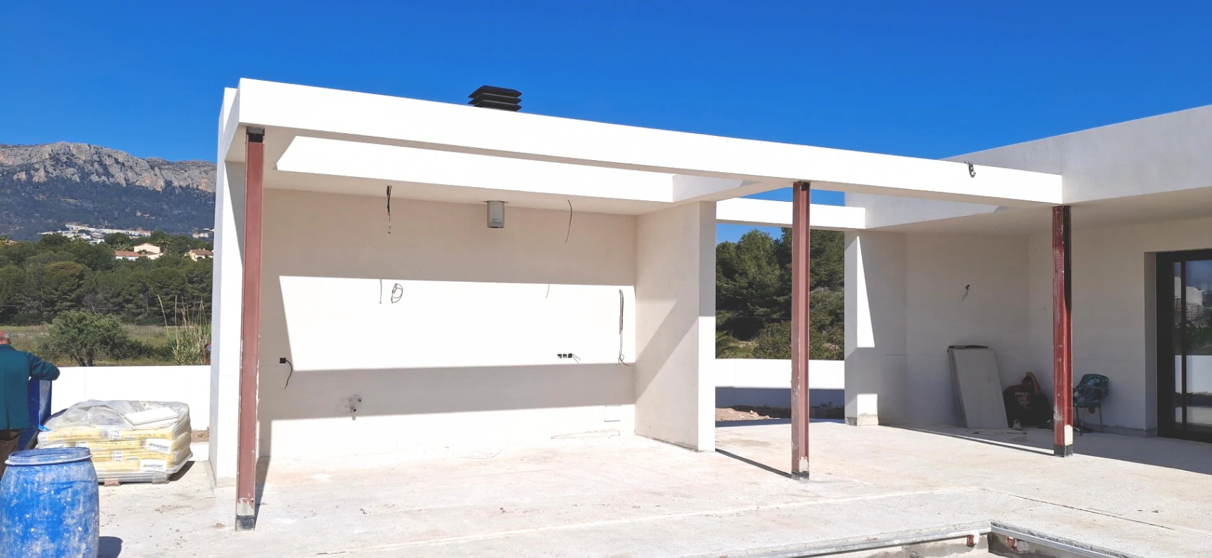 Villa moderna de obra nueva en Calpe con piscina y vistas abiertas