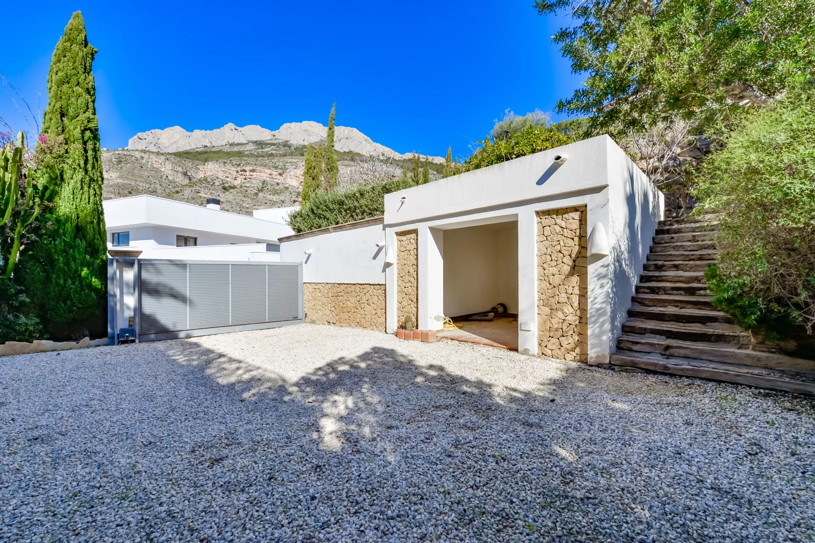 Villa de Lujo en Altea: Elegancia, Exclusividad y Vistas de Ensueño