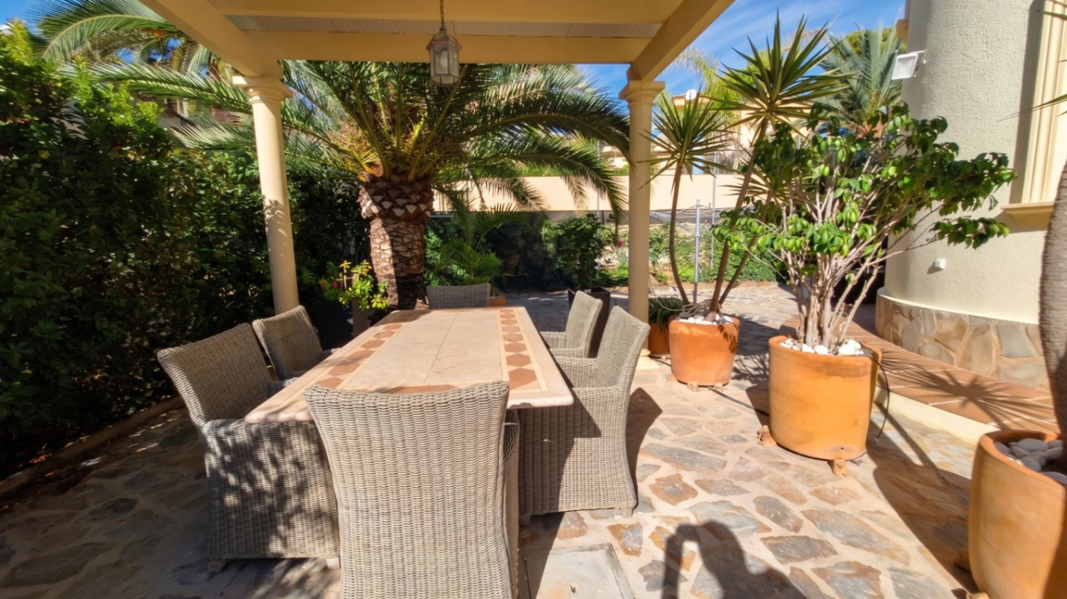 Villa con vistas panorámicas al mar en Calpe, tu sueño mediterráneo.