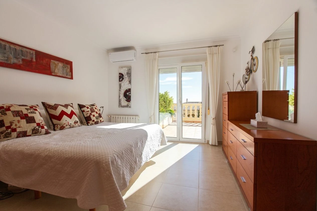 Villa con vistas panorámicas al mar en Calpe, tu sueño mediterráneo.