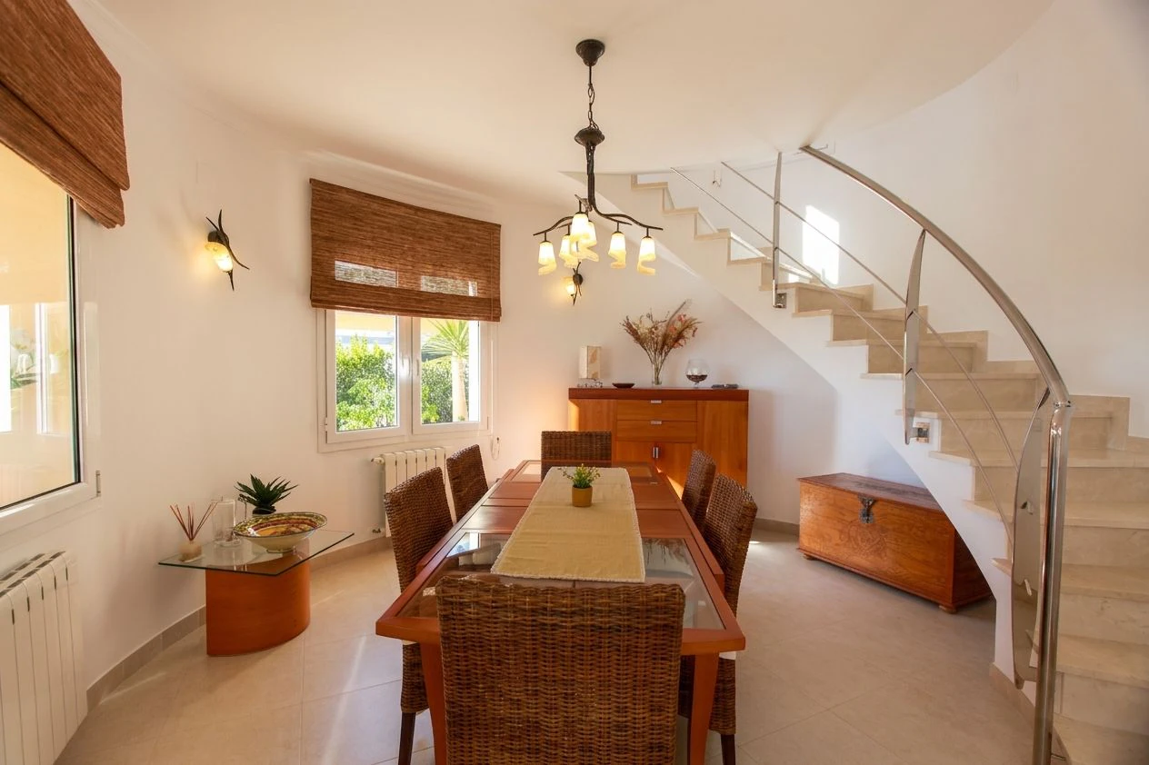 Villa con vistas panorámicas al mar en Calpe, tu sueño mediterráneo.
