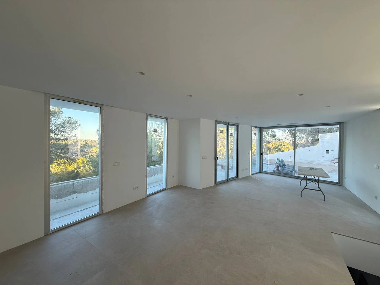 VILLA MODERNA EXCLUSIVA EN MORAIRA: ENTRE MONTAÑAS Y VIÑEDOS, ENTRE LUJO Y NATURALEZA