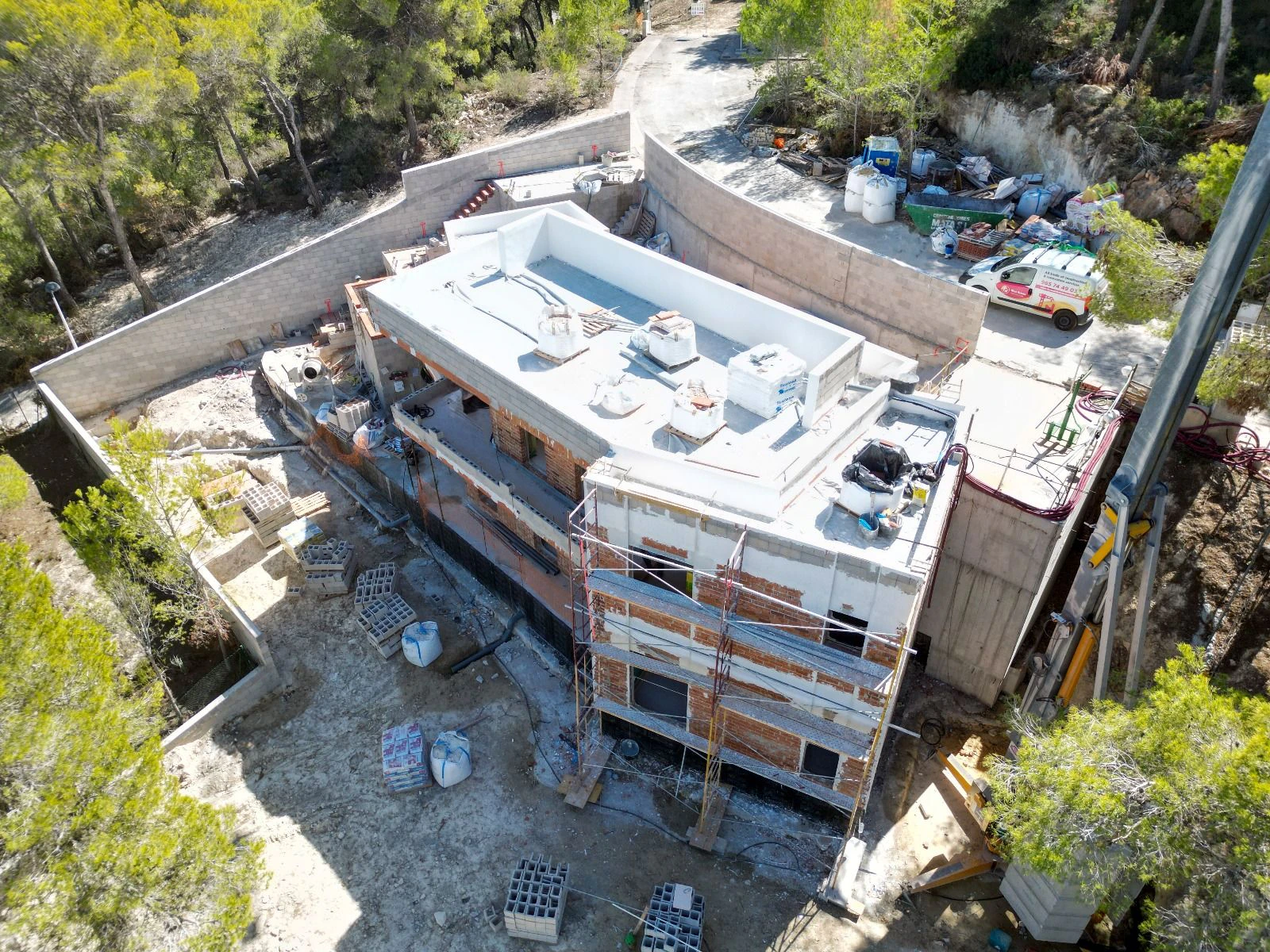 VILLA MODERNA EXCLUSIVA EN MORAIRA: ENTRE MONTAÑAS Y VIÑEDOS, ENTRE LUJO Y NATURALEZA