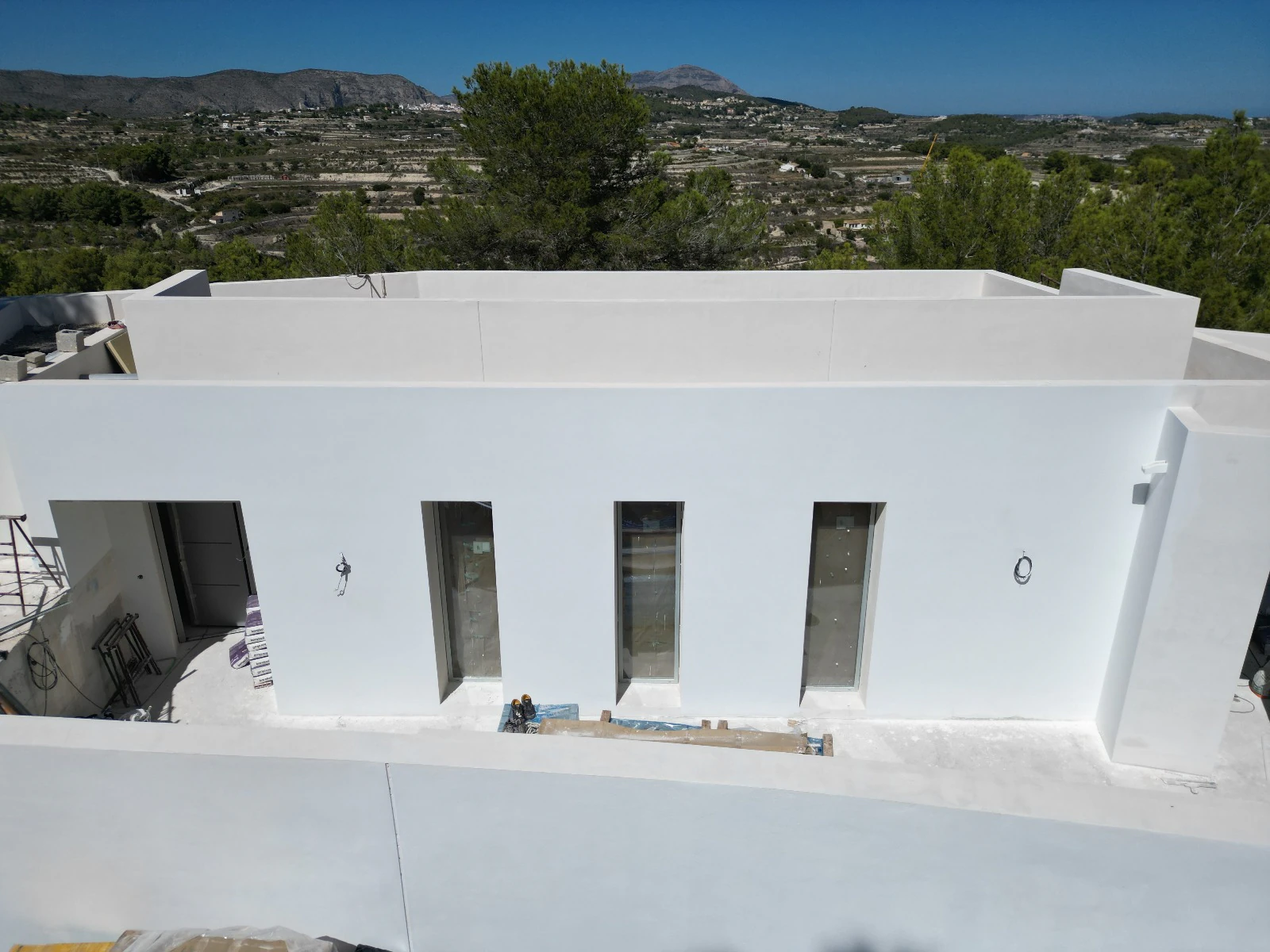 VILLA MODERNA EXCLUSIVA EN MORAIRA: ENTRE MONTAÑAS Y VIÑEDOS, ENTRE LUJO Y NATURALEZA
