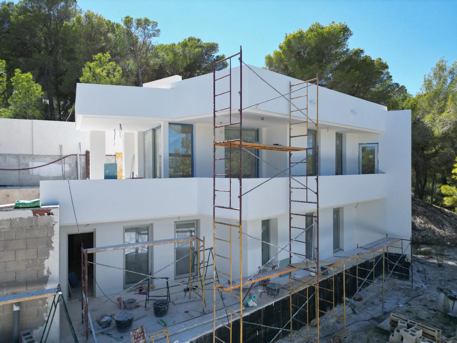 VILLA MODERNA EXCLUSIVA EN MORAIRA: ENTRE MONTAÑAS Y VIÑEDOS, ENTRE LUJO Y NATURALEZA