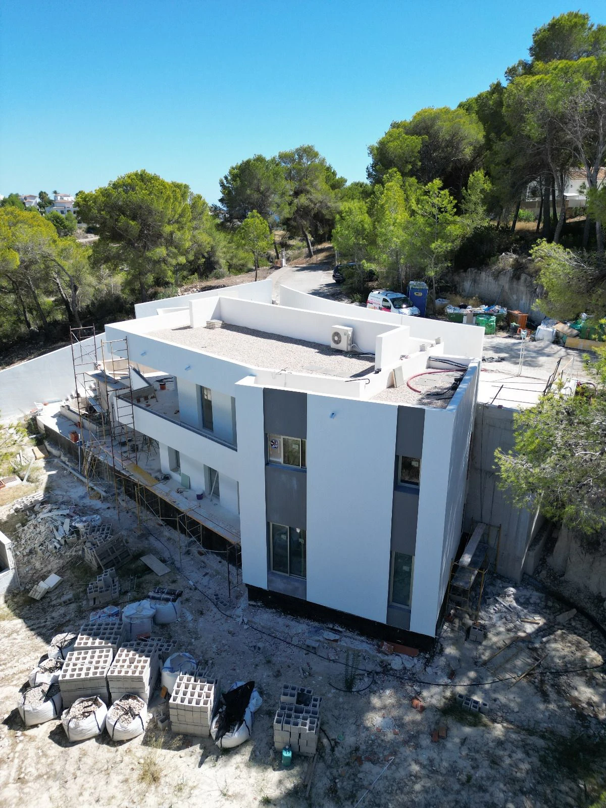 VILLA MODERNA EXCLUSIVA EN MORAIRA: ENTRE MONTAÑAS Y VIÑEDOS, ENTRE LUJO Y NATURALEZA
