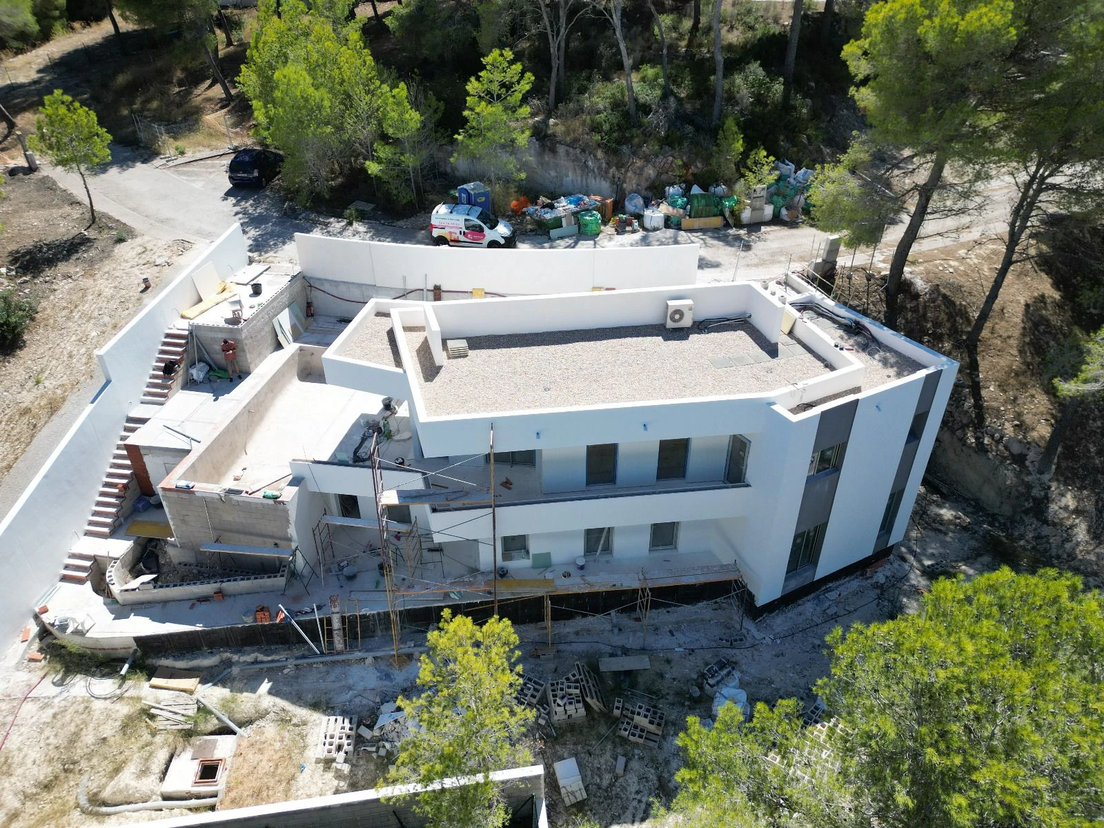 VILLA MODERNA EXCLUSIVA EN MORAIRA: ENTRE MONTAÑAS Y VIÑEDOS, ENTRE LUJO Y NATURALEZA