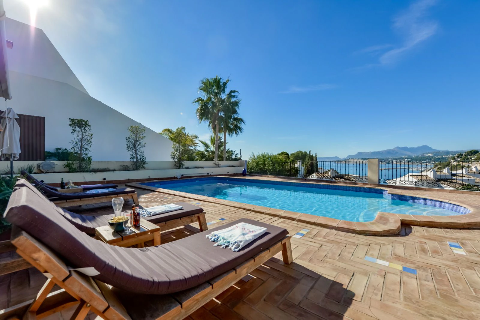 VILLA EN VENTA EN LA MEJOR UBICACIÓN DE MORAIRA, CON ACCESO A PIE A LA PLAYA Y VISTAS AL MAR