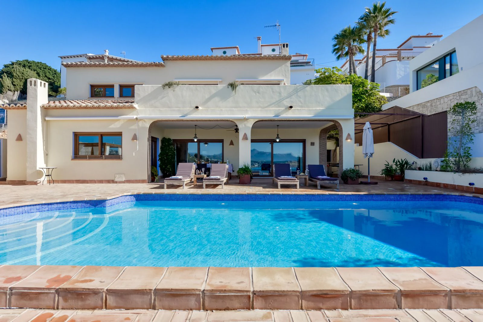 VILLA EN VENTA EN LA MEJOR UBICACIÓN DE MORAIRA, CON ACCESO A PIE A LA PLAYA Y VISTAS AL MAR