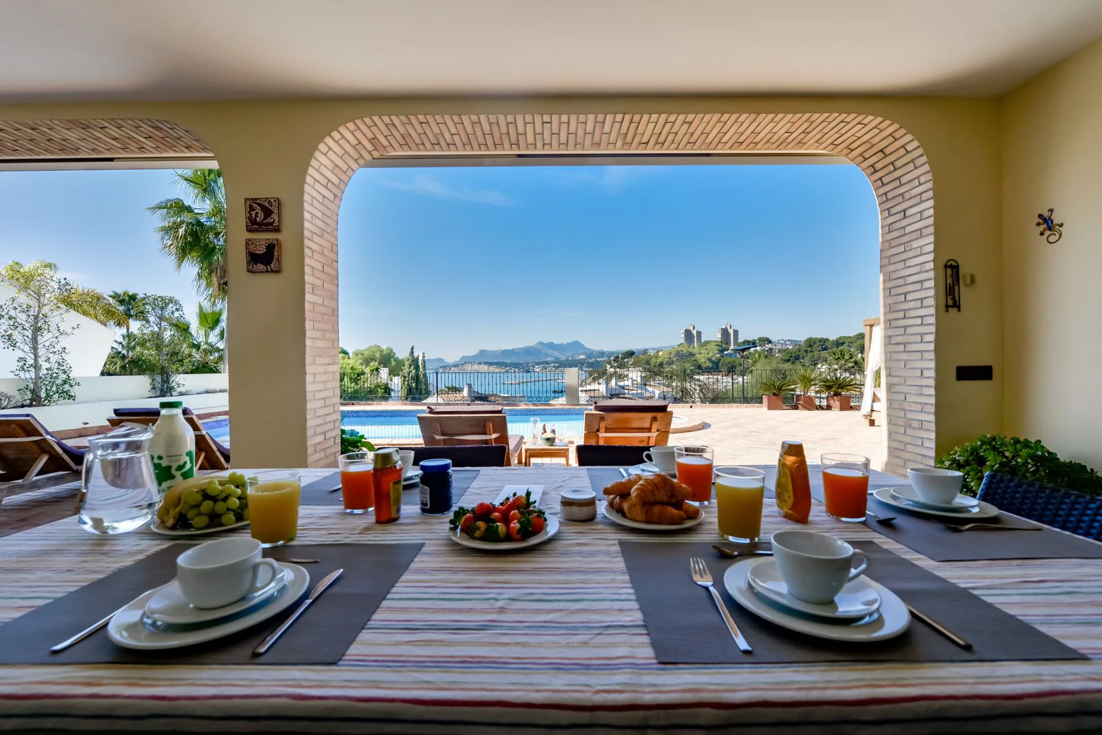 VILLA EN VENTA EN LA MEJOR UBICACIÓN DE MORAIRA, CON ACCESO A PIE A LA PLAYA Y VISTAS AL MAR
