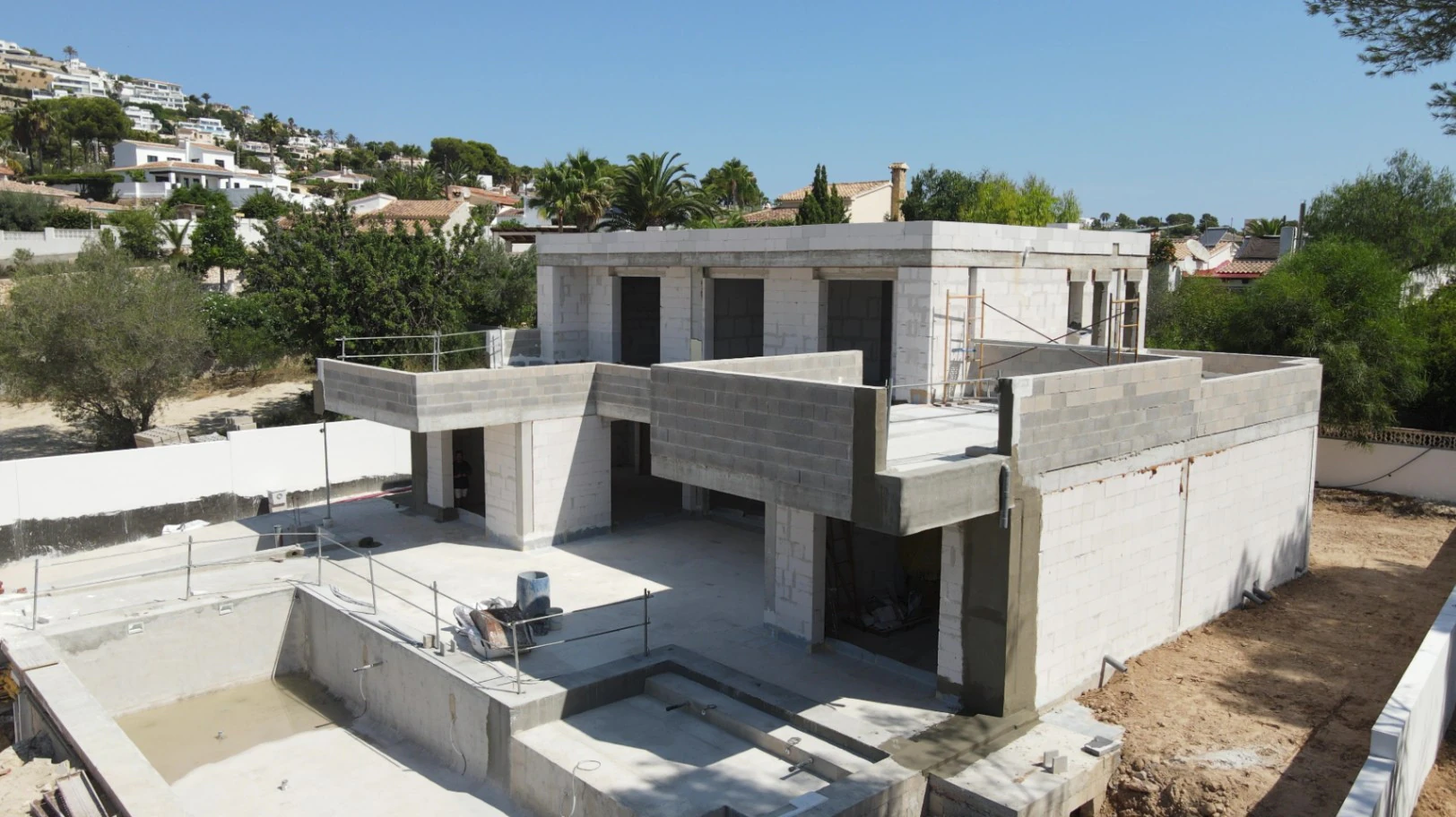 Tu Refugio Contemporáneo en Moraira: Tranquilidad, Luz y Diseño a Minutos del Mar