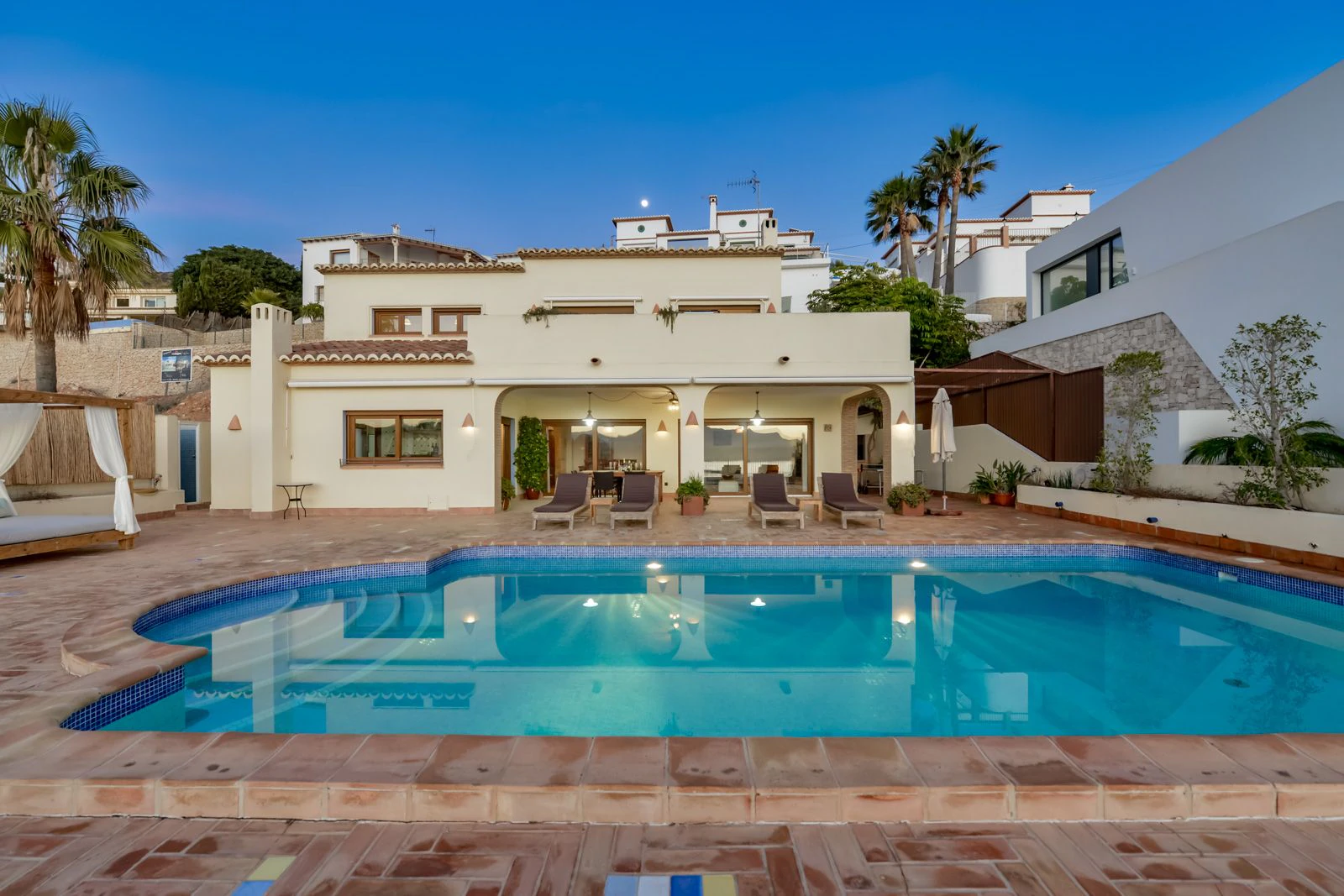 VILLA EN VENTA EN LA MEJOR UBICACIÓN DE MORAIRA, CON ACCESO A PIE A LA PLAYA Y VISTAS AL MAR