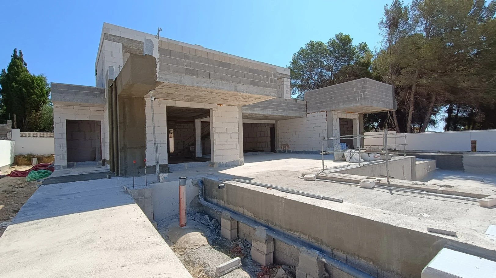 Tu Refugio Contemporáneo en Moraira: Tranquilidad, Luz y Diseño a Minutos del Mar