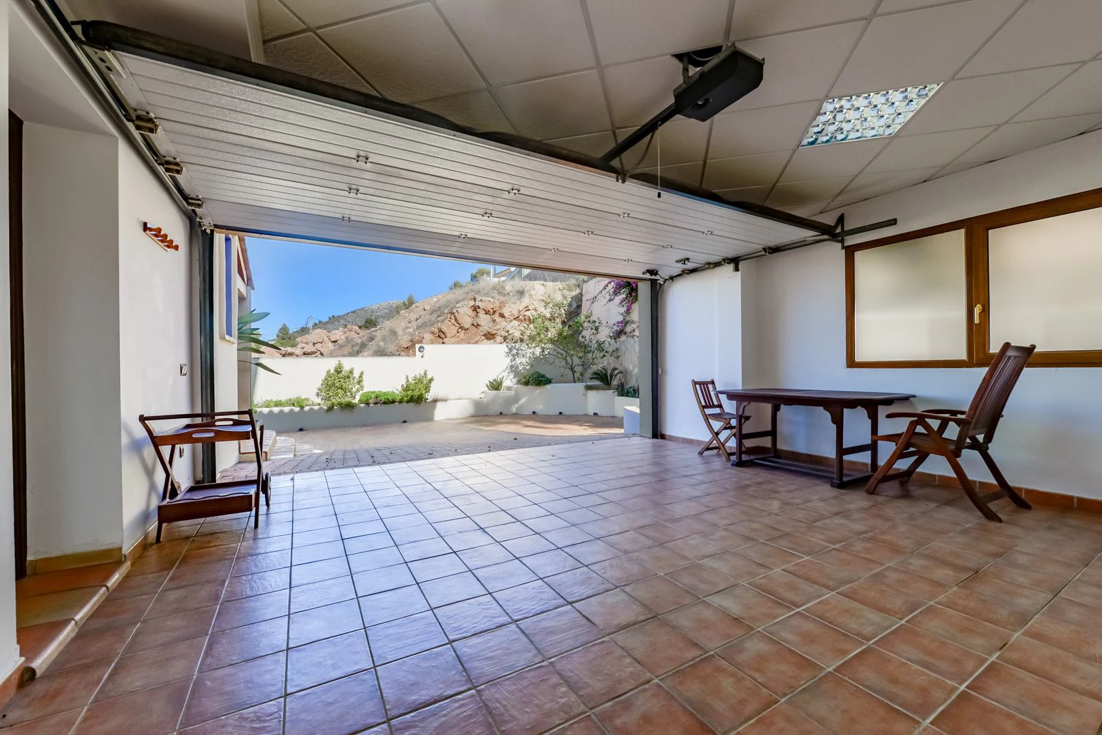 VILLA EN VENTA EN LA MEJOR UBICACIÓN DE MORAIRA, CON ACCESO A PIE A LA PLAYA Y VISTAS AL MAR