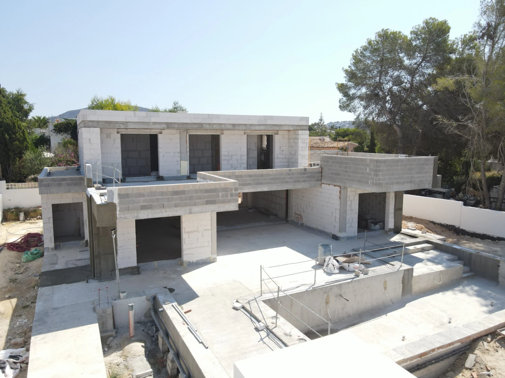 Tu Refugio Contemporáneo en Moraira: Tranquilidad, Luz y Diseño a Minutos del Mar