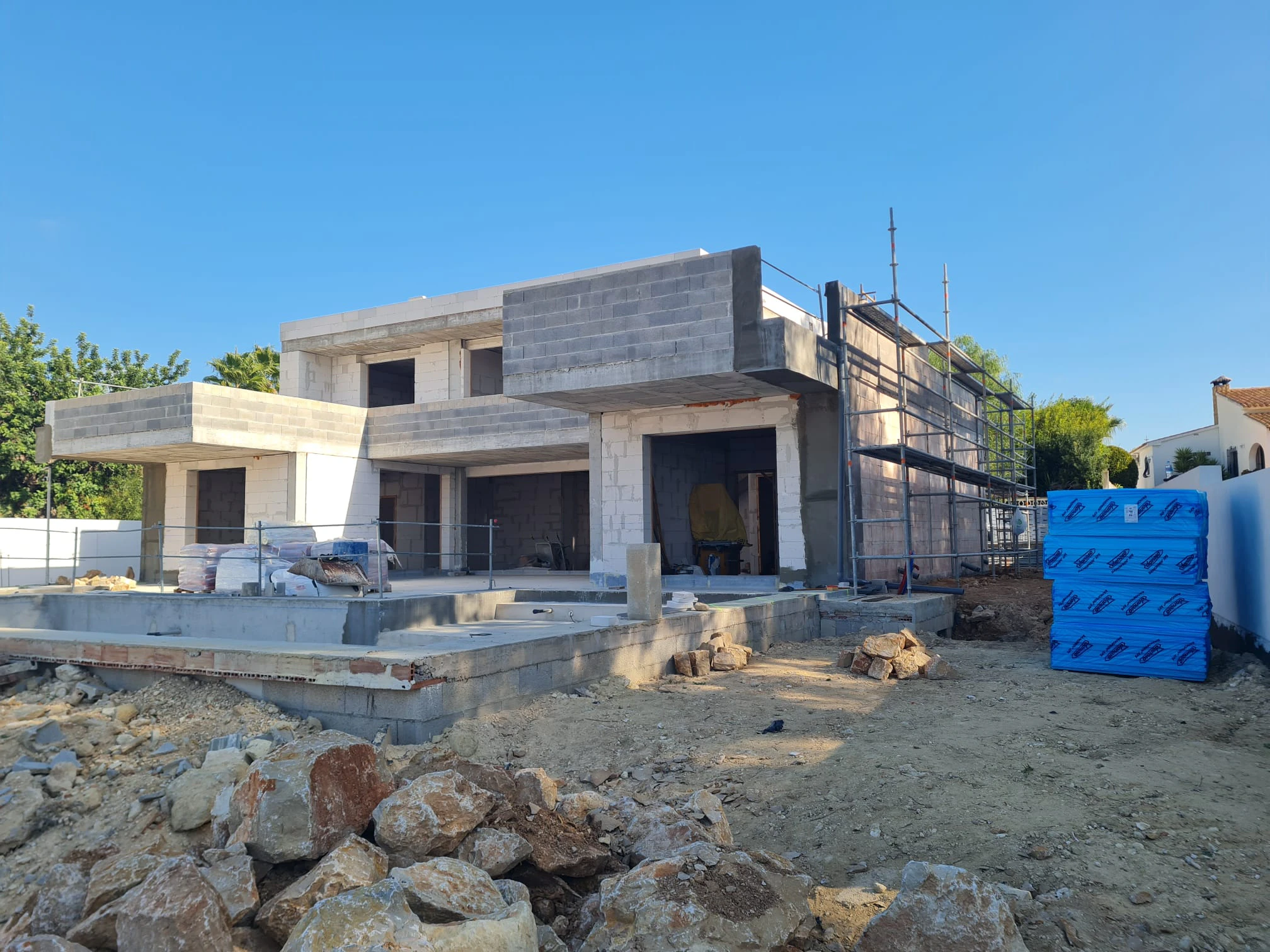 Tu Refugio Contemporáneo en Moraira: Tranquilidad, Luz y Diseño a Minutos del Mar