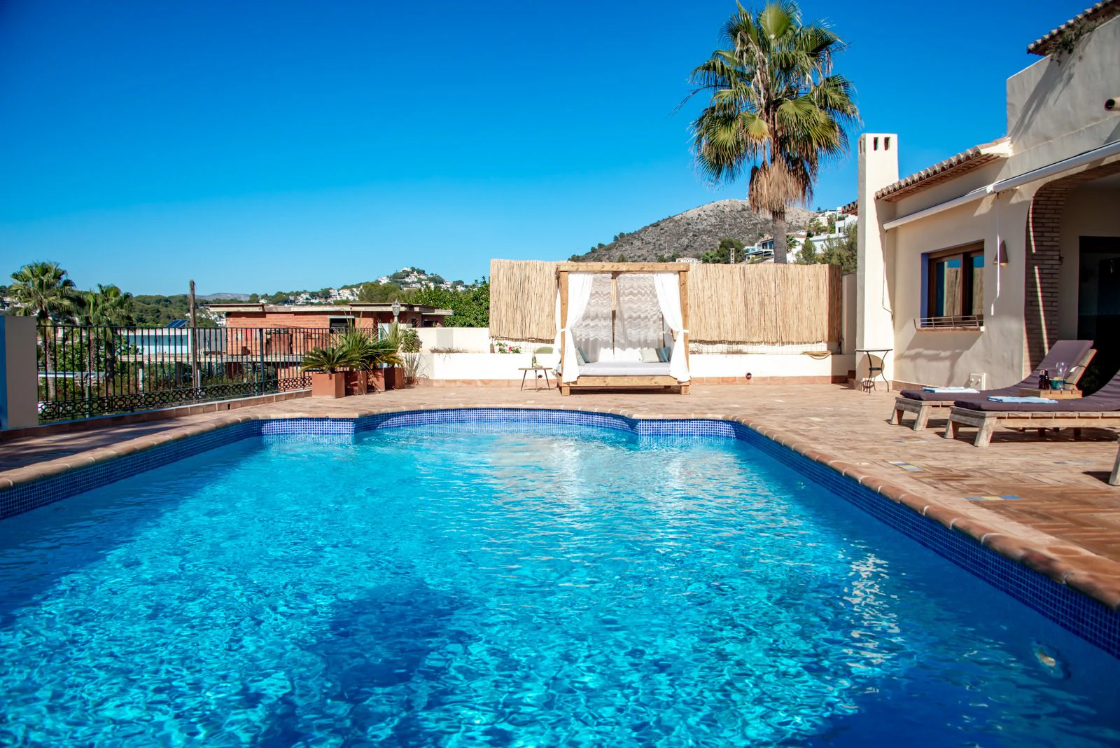 VILLA EN VENTA EN LA MEJOR UBICACIÓN DE MORAIRA, CON ACCESO A PIE A LA PLAYA Y VISTAS AL MAR