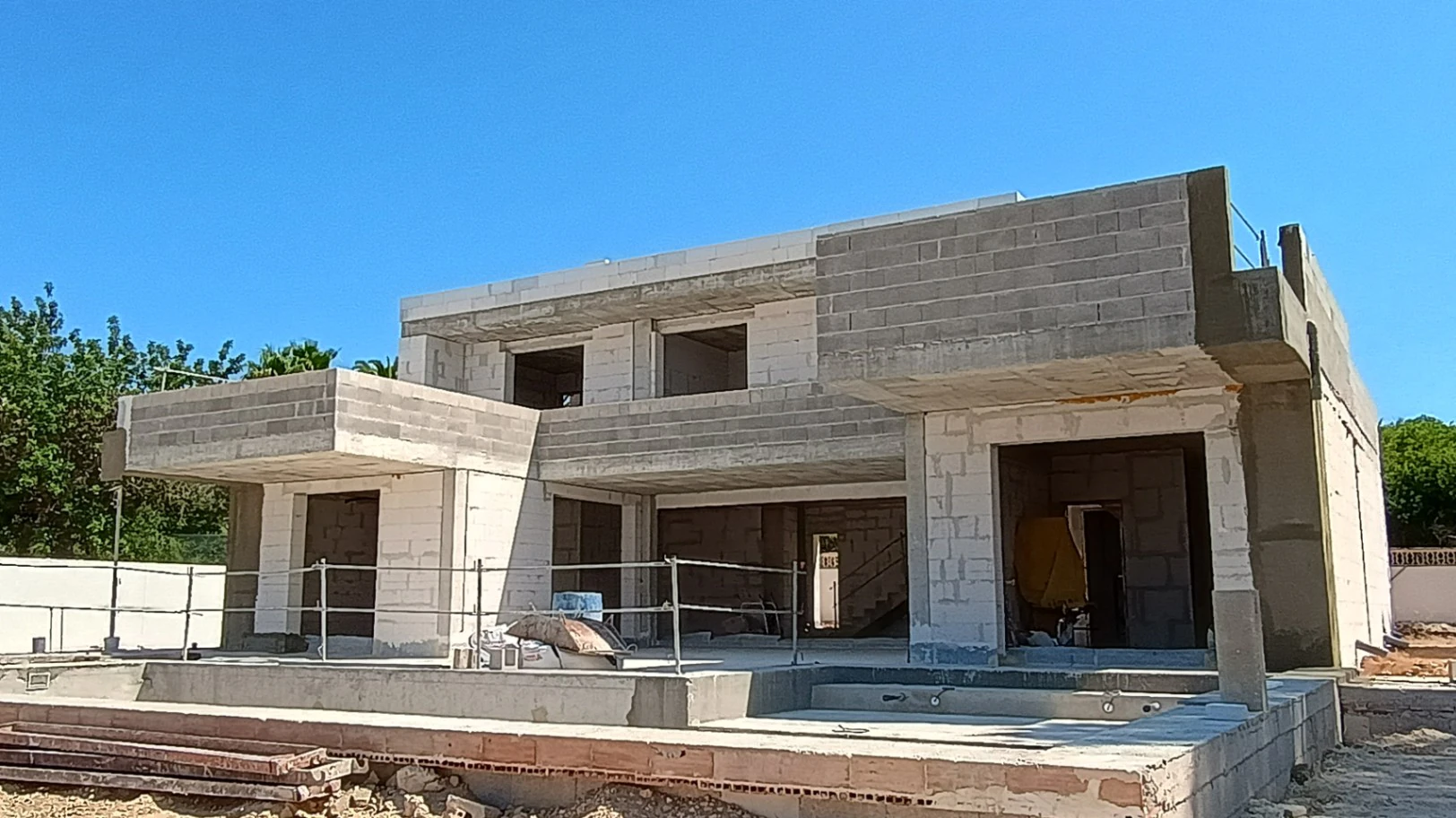 Tu Refugio Contemporáneo en Moraira: Tranquilidad, Luz y Diseño a Minutos del Mar