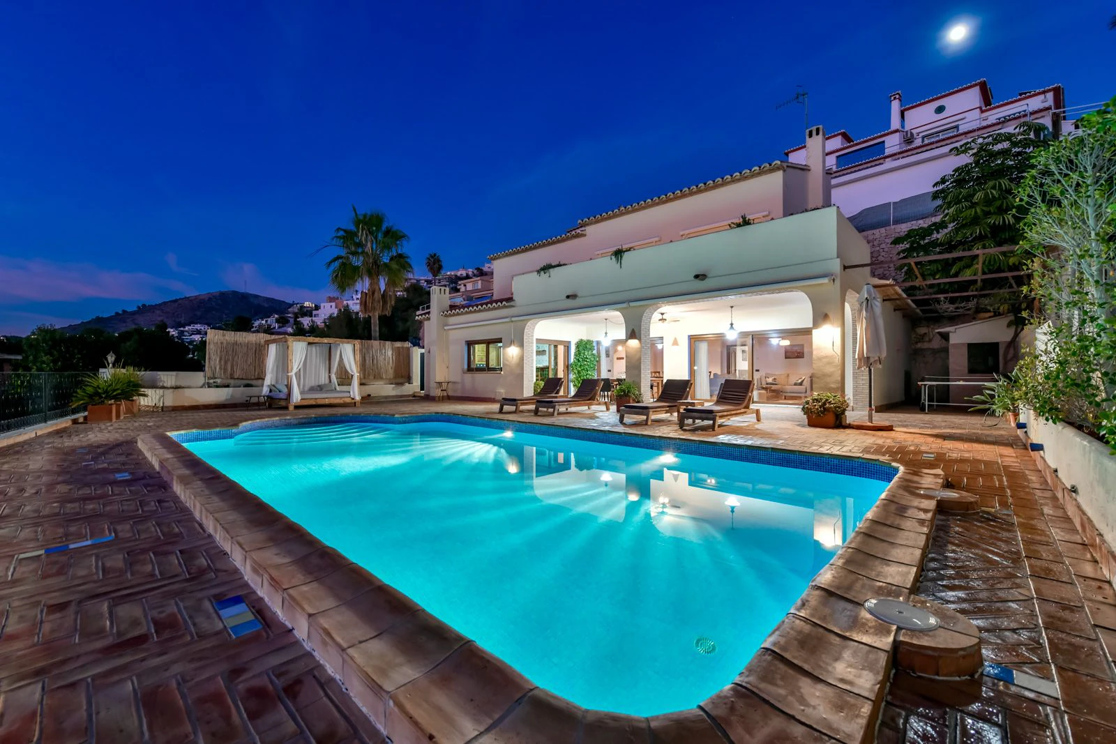 VILLA EN VENTA EN LA MEJOR UBICACIÓN DE MORAIRA, CON ACCESO A PIE A LA PLAYA Y VISTAS AL MAR
