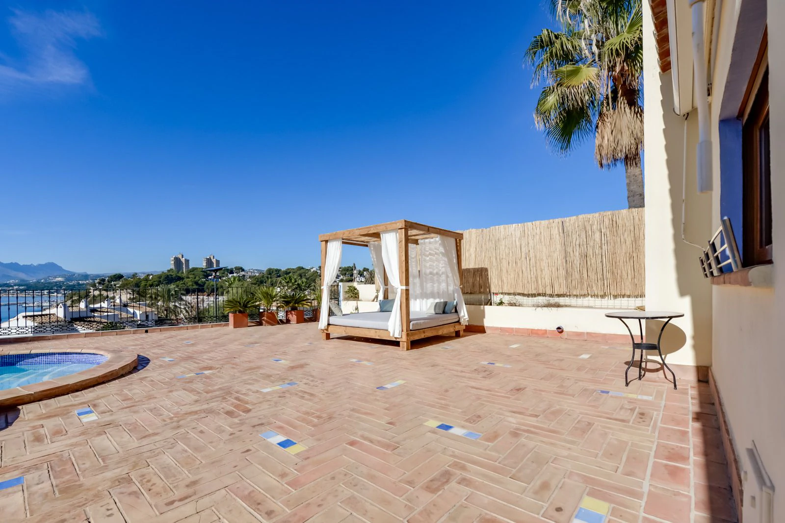 VILLA EN VENTA EN LA MEJOR UBICACIÓN DE MORAIRA, CON ACCESO A PIE A LA PLAYA Y VISTAS AL MAR