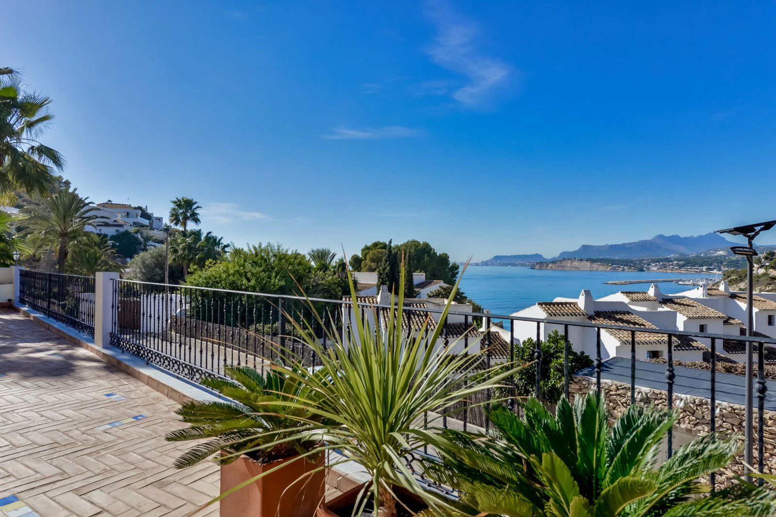 VILLA EN VENTA EN LA MEJOR UBICACIÓN DE MORAIRA, CON ACCESO A PIE A LA PLAYA Y VISTAS AL MAR