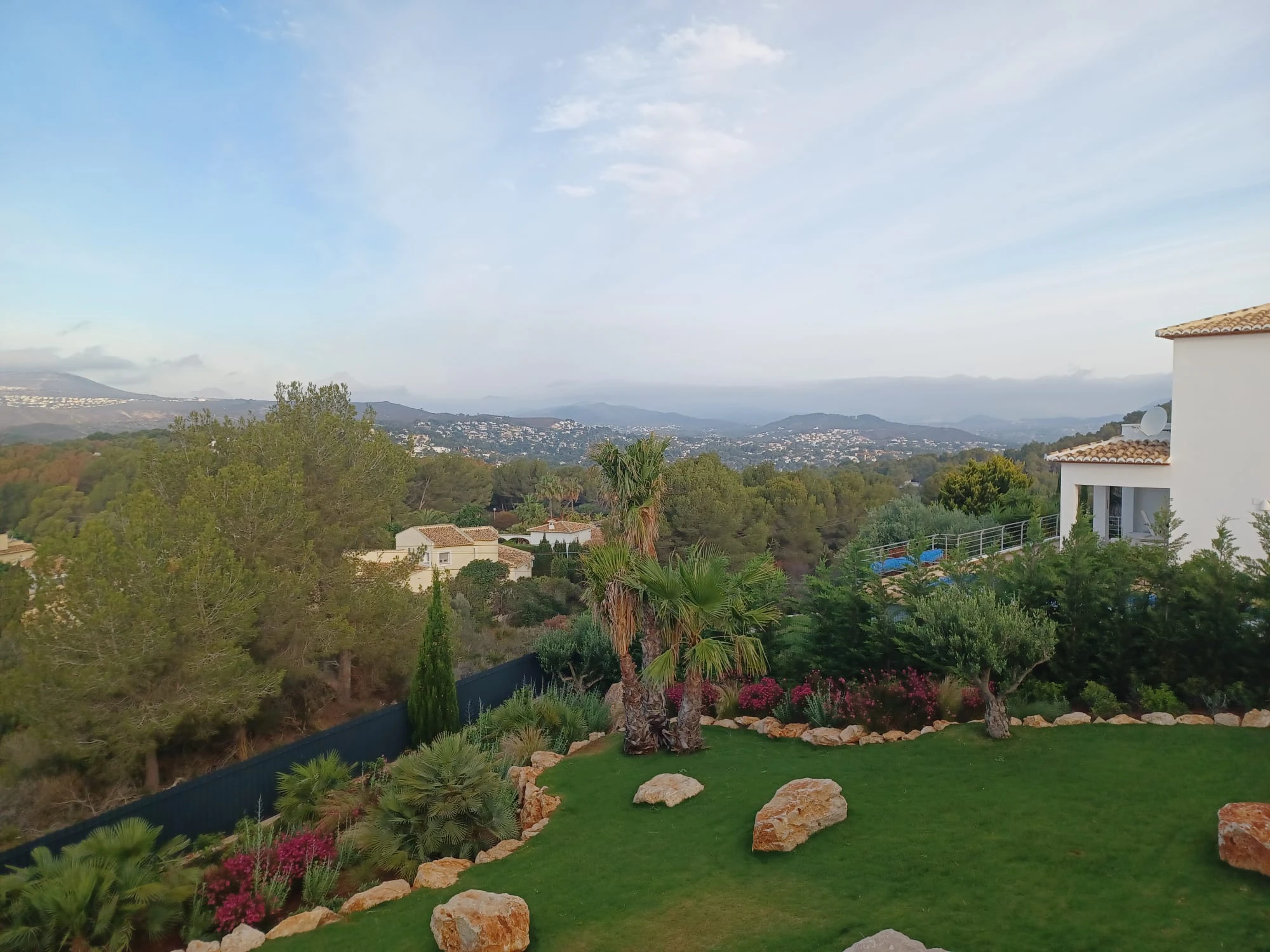 VILLA EN PRIMERA LINEA DE MAR EN JAVEA