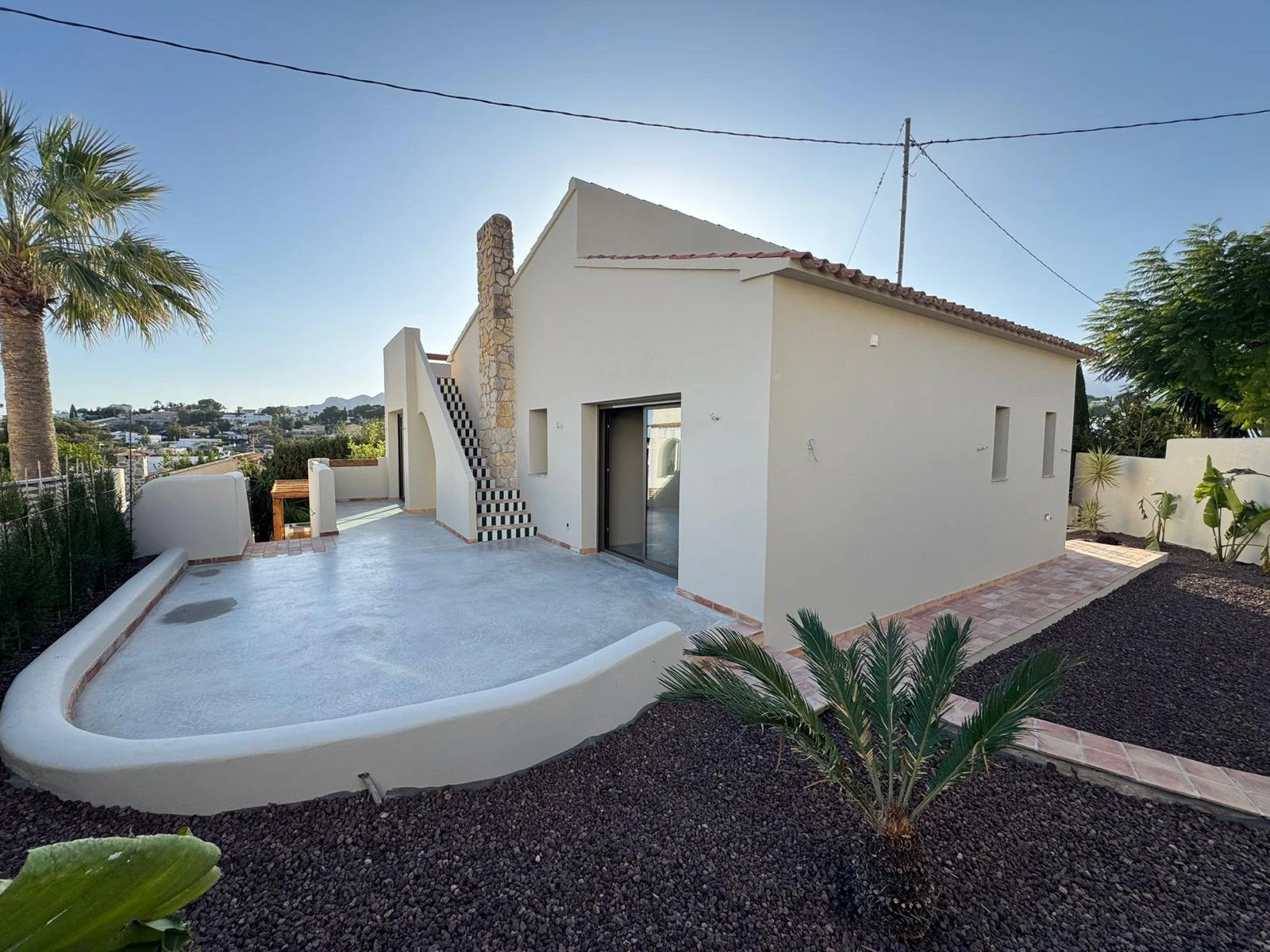 Tu refugio mediterráneo: villa renovada con vistas al mar, piscina y a solo 5 minutos caminando de la playa