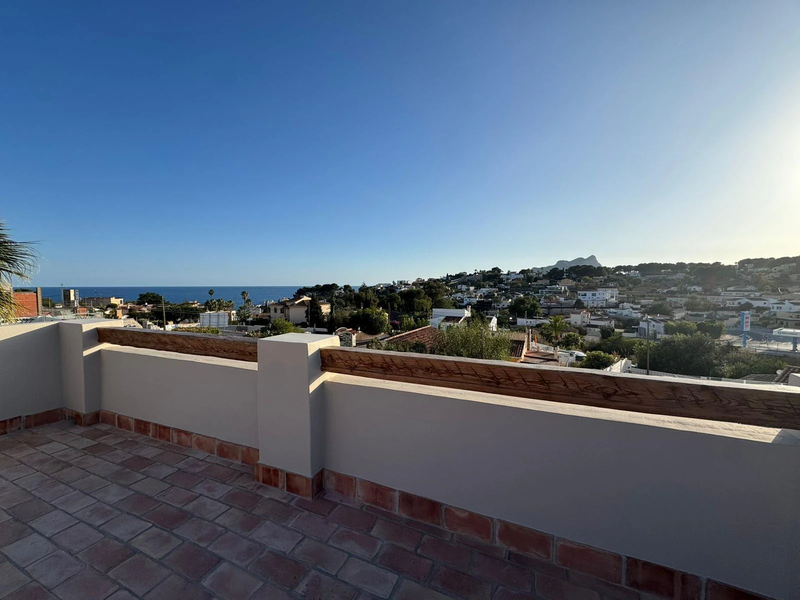 Tu refugio mediterráneo: villa renovada con vistas al mar, piscina y a solo 5 minutos caminando de la playa
