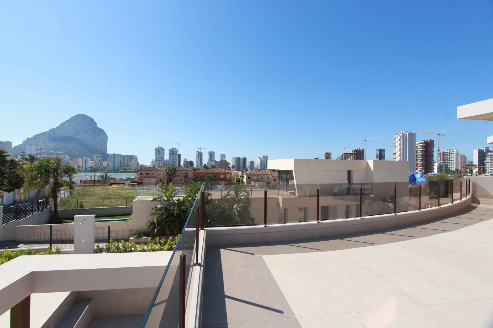 Villa moderna de obra nueva en Calpe con vistas al mar y al Peñón de Ifach