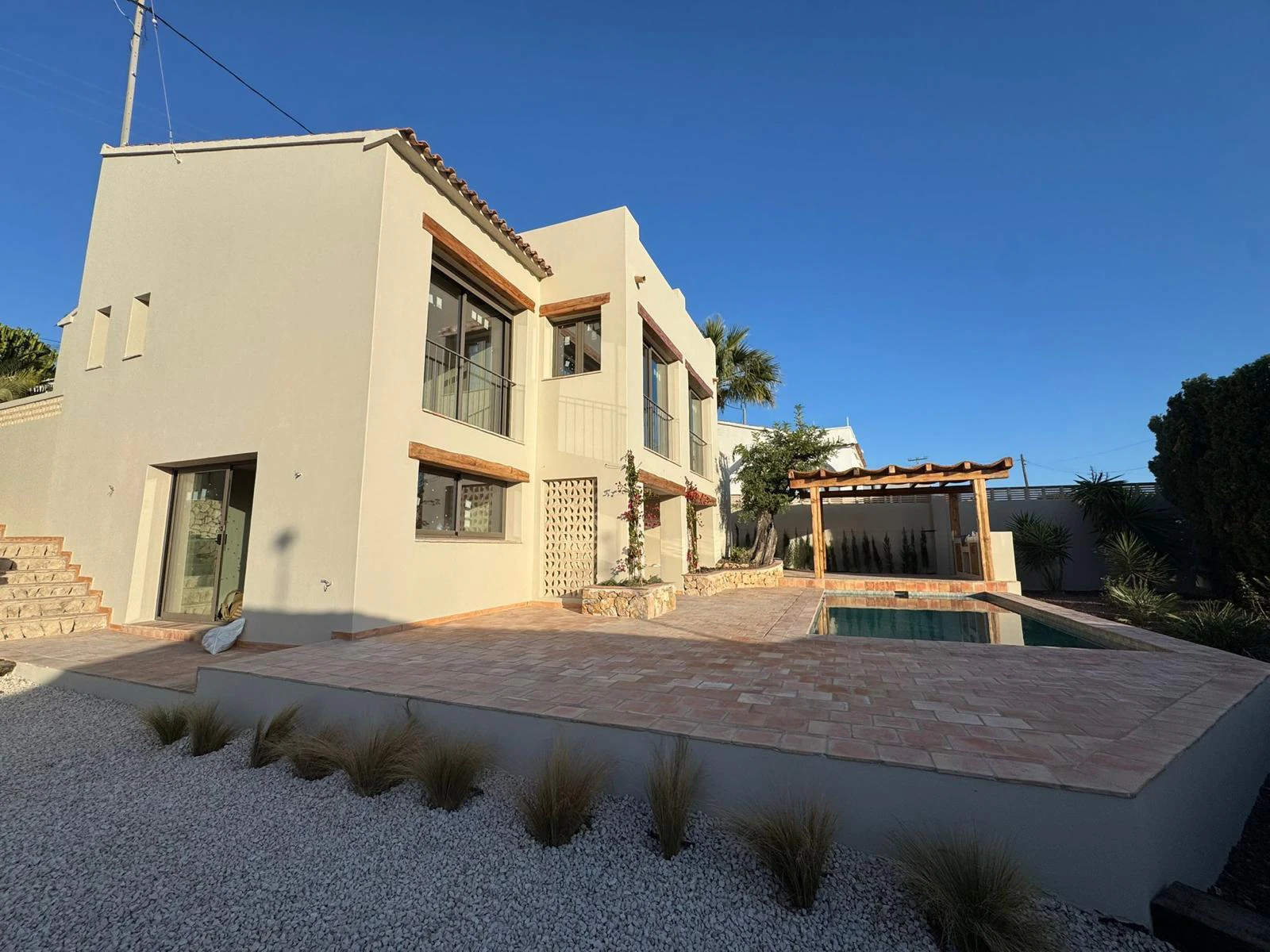 Tu refugio mediterráneo: villa renovada con vistas al mar, piscina y a solo 5 minutos caminando de la playa